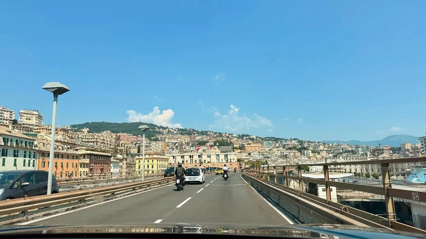 Genua. K&ouml;nnte aber auch Gotham City sein. 

Viel Verkehr, viel Asphalt, viel Bewegung, viel Hoffnung. Interessant, voll, gnadenlos, sch&ouml;n. Aber erst auf den zweiten Blick.