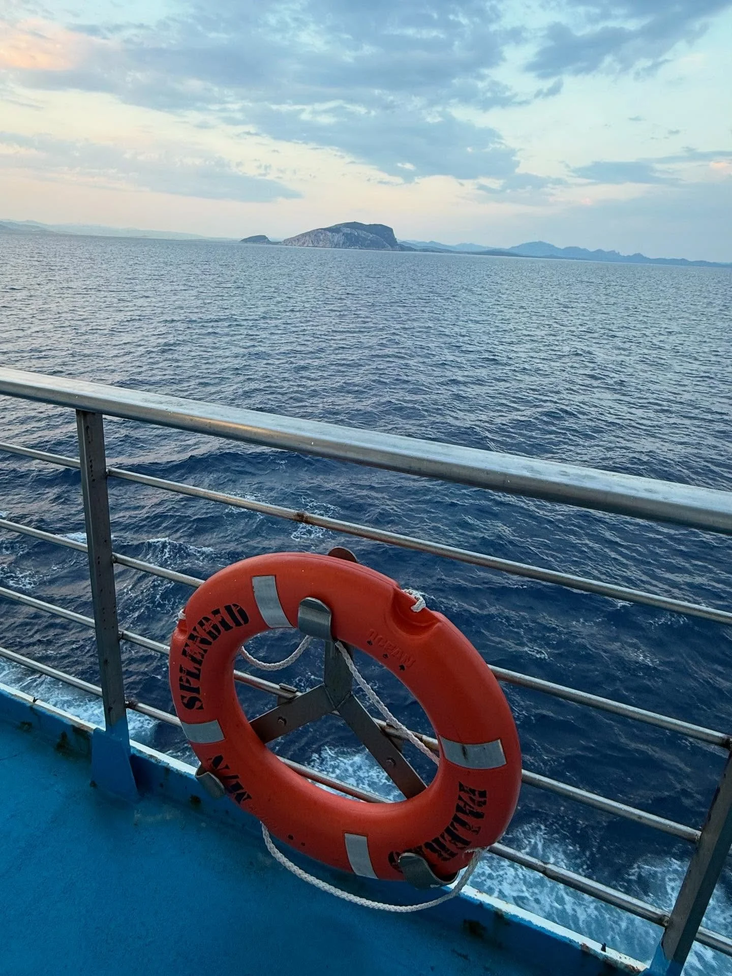 Kurzer Schockmoment auf der F&auml;hre 🚢⚡️

Am fr&uuml;hen Morgen vor der Ankunft in Sardinien scheppert pl&ouml;tzlich mein Name durch die Bordlautsprecher. Erst denke ich: Hab ich mich verh&ouml;rt? Doch als die Durchsage wiederholt wird, ruft auc