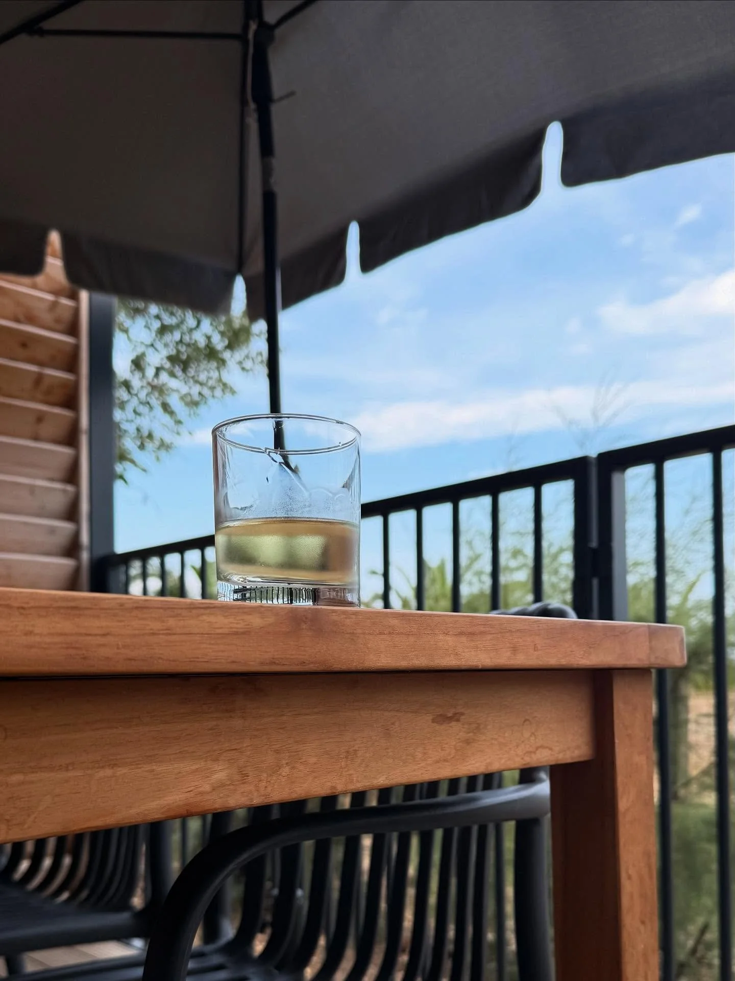 Welches Urlaubsbuch k&ouml;nnt ihr empfehlen?

Mit dem neuen Max Goldt bin ich schon durch. Den neuen Heinz Strunk habe ich nach 10 Minuten weggelegt - viel zu kalkuliert komisch. Mit Anika Deckers Romanen werde ich nicht warm, weil zu klischee&uuml;