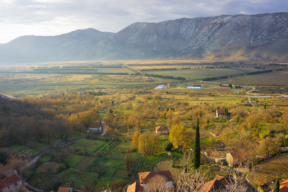 Pogled na Popovo polje iz sela Dubljani autorska prava © 2010 Slavenko Vukasović