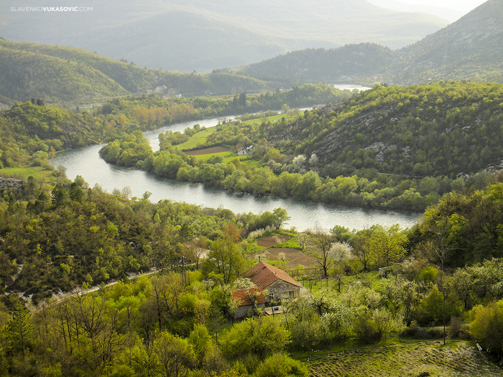 Tok rijeke Trebišnjice kroz selo Ušće, jedan od rijetkih autentičnih dijelova ove rijeke autorska prava © 2010 Slavenko Vukasović