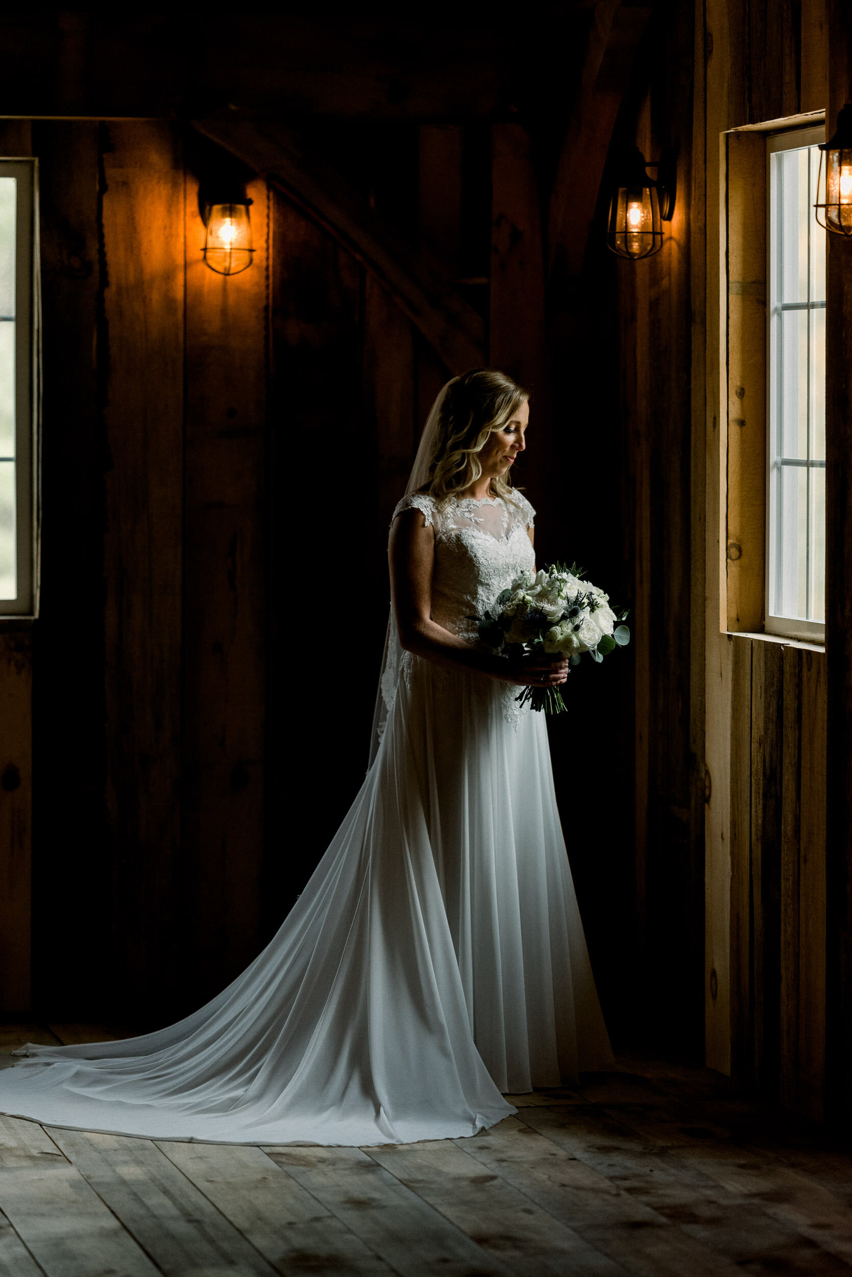 Swan Barn Door-Wisconsin Dells-Wisconsin-Wedding-Photos-Bride_Groom-181.jpg