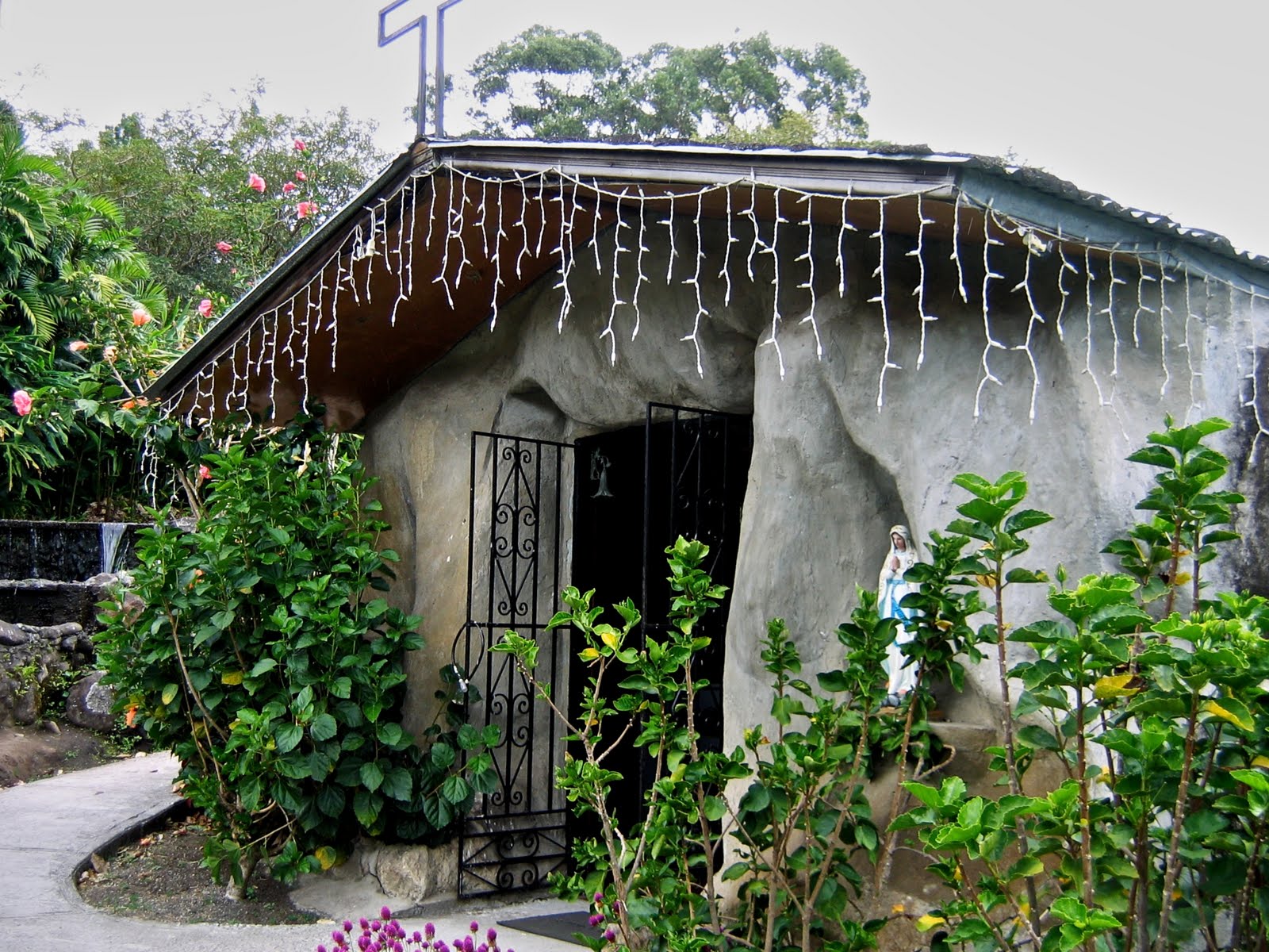 Grotto with statue of Mary at Mi Jardn es Su Jardin