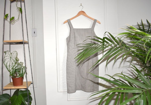 "Nous avons une super sélection de ce type de mini robe droite vintage, je trouve qu'elles sont géniales tout au long de l'année - avec des espadrilles ou des sandales durant l'été, et superposées avec un chandail à manches longues et des collants durant l'hiver."