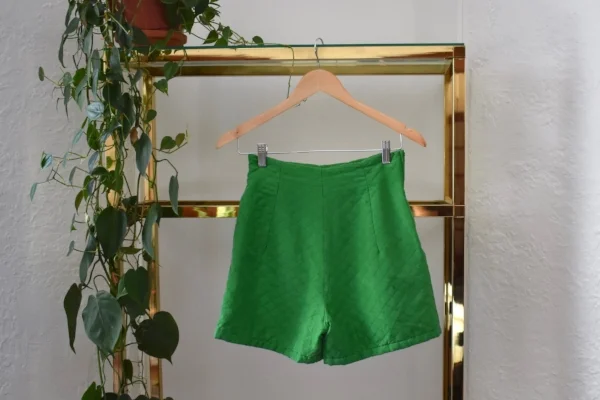 "Je suis obsédée par ce short vert en soie, j'adore sa taille haute, il serait super autant habillé chic que détendu. Quelqu'un doit se le procurer "