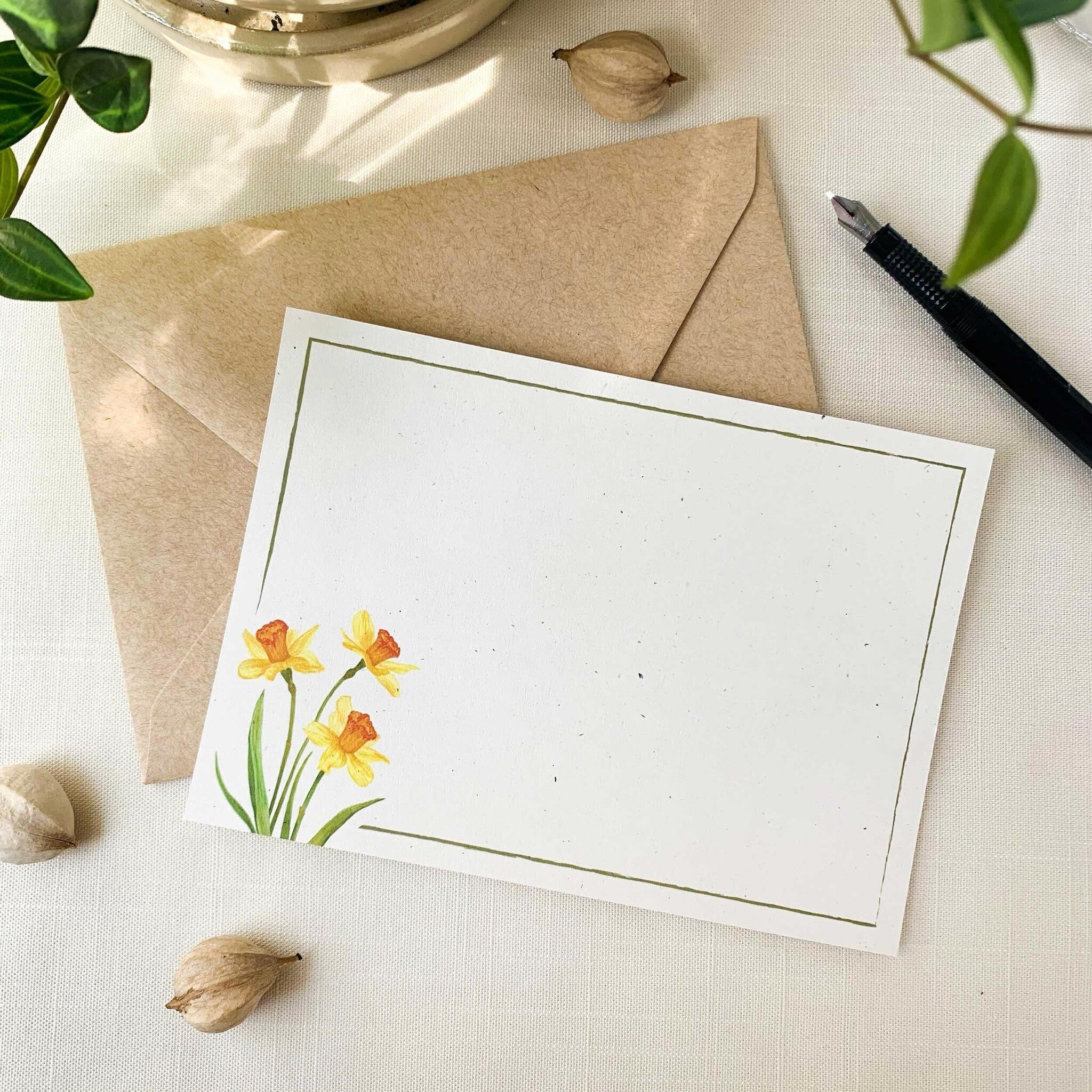 Daffodils notecard set. All my stationery is printed on recycled paper in eco friendly packaging.
#daffodils #springflowers #stationery #stationerylover #stationeryshop #recycledpaper #ecofriendlygifts #giftsforher #notecards #inspiredbypetals #snail