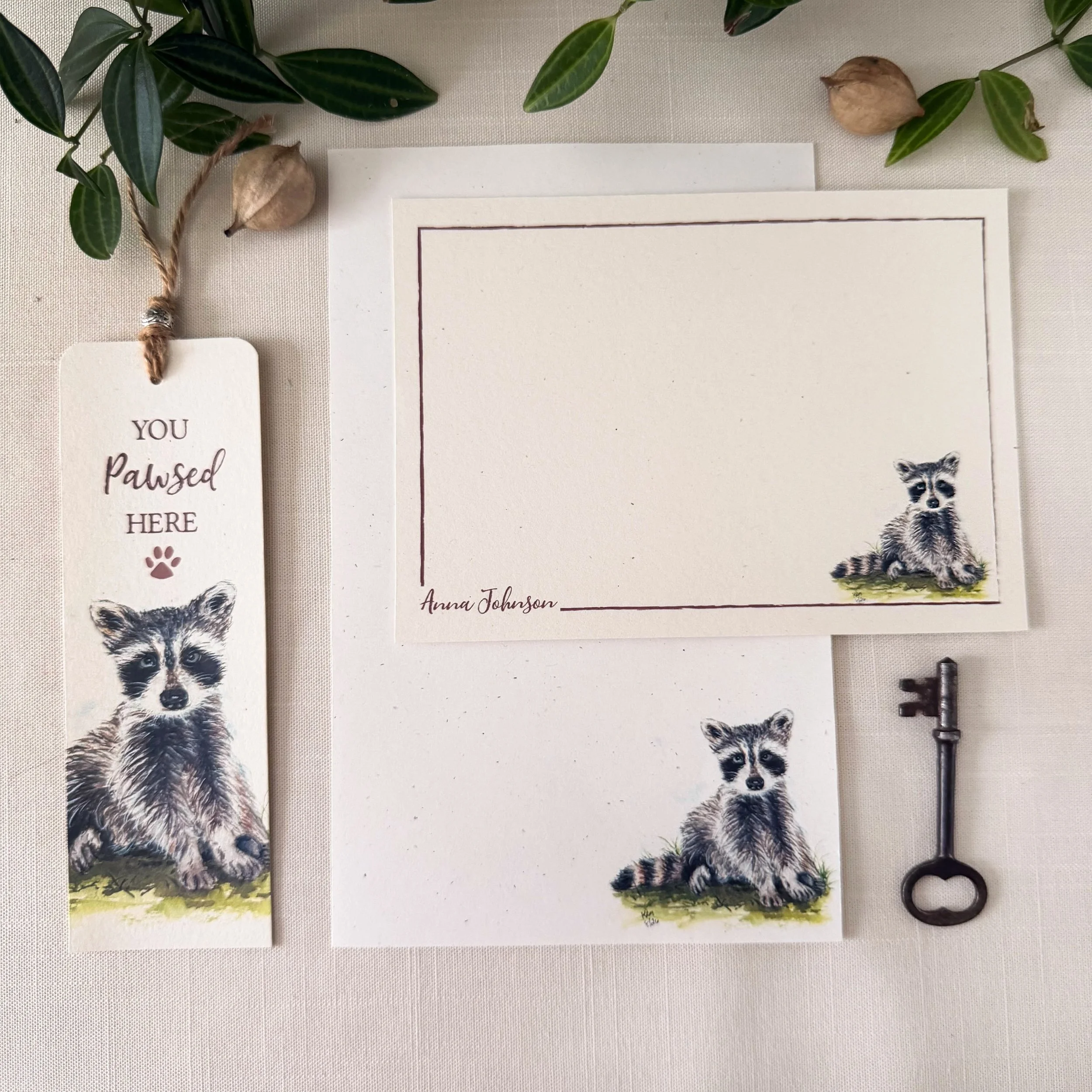 I took my raccoon and created a few cute stationery pieces.
#raccoonlove #stationeryaddict #ecofriendlyproducts #raccoonart #bookmarkart