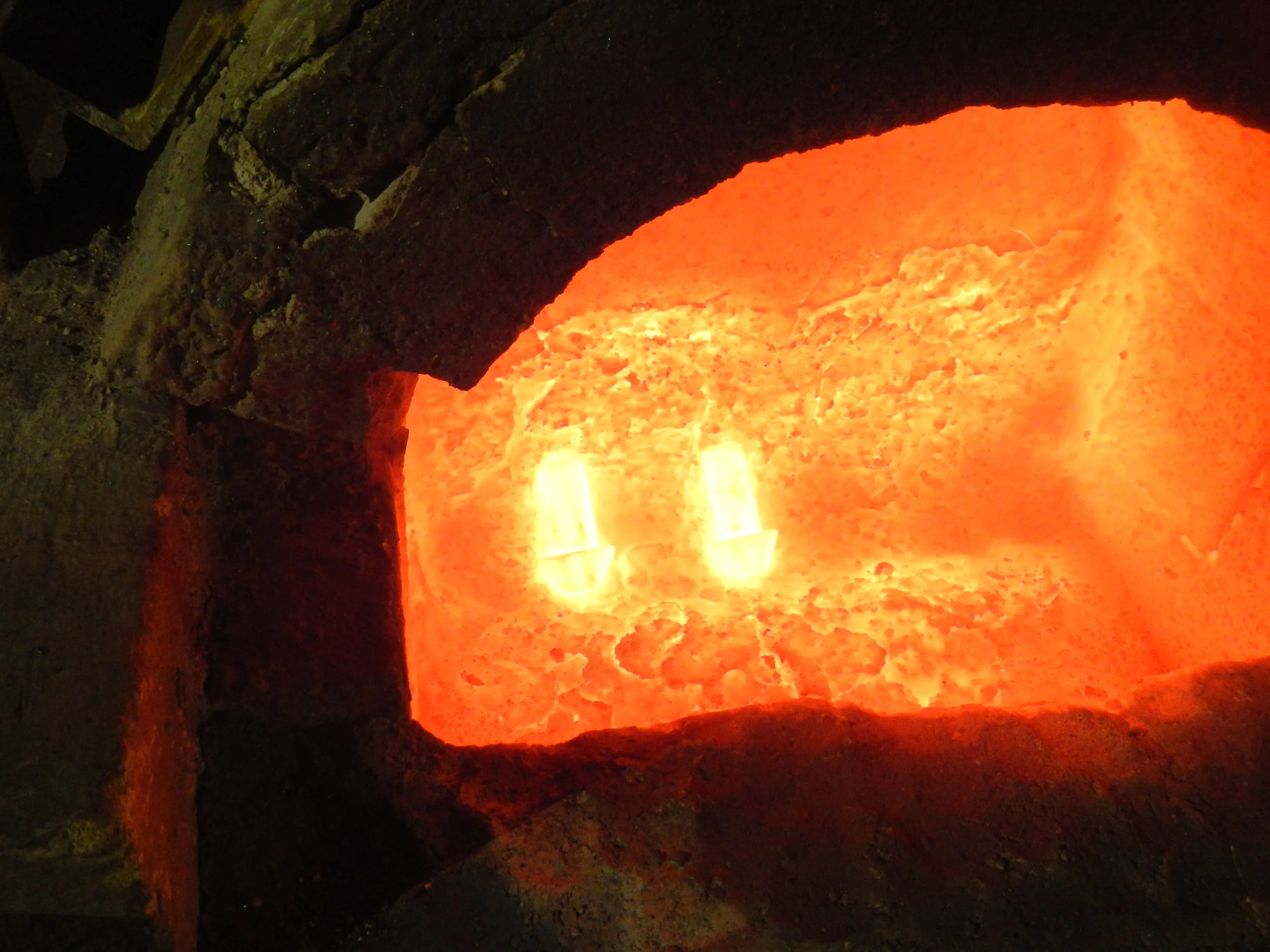 You get a nice glow on a rivet at 2000 degrees Fahrenheit.