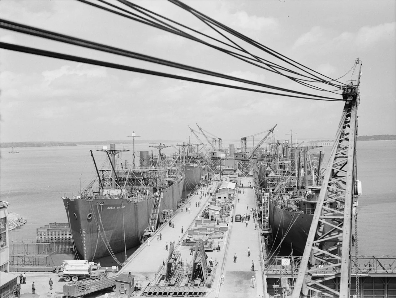 Mass launching of 5 ships, August 16, 1942 in South Portland, Maine (photo- Freeman, Albert _US Library of Congress)