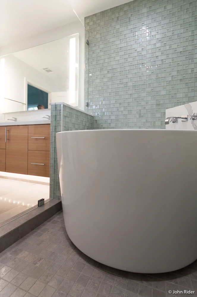 Soaking tub