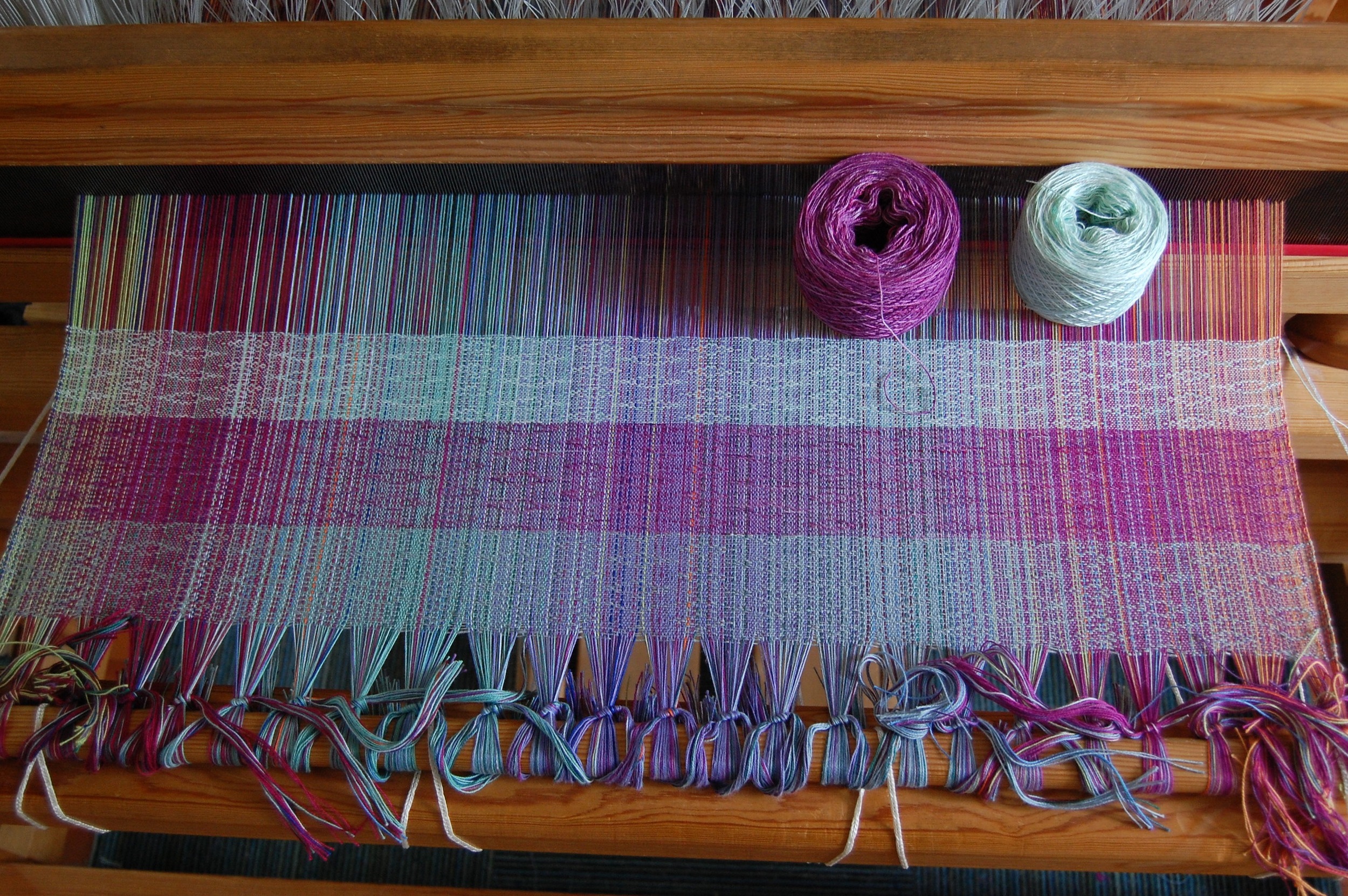 Wefts for the final three pieces, from the bottom: greenish-grey cottolin, hand-dyed hemp/cotton blend, hand-dyed Pima cotton