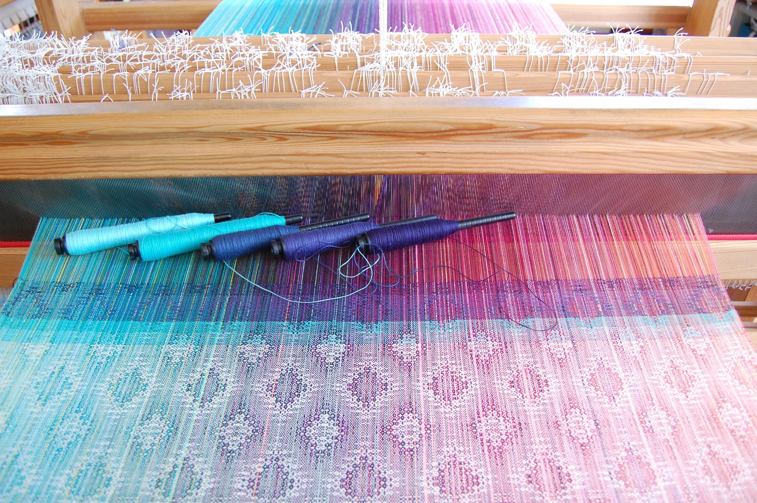 Blue cotton weft choices. The bottom stripe corresponds with the left-most pern: sea foam Egyptian cotton, turquoise cotton, jeans cotton, navy Egyptian cotton, dark navy Egyptian cotton