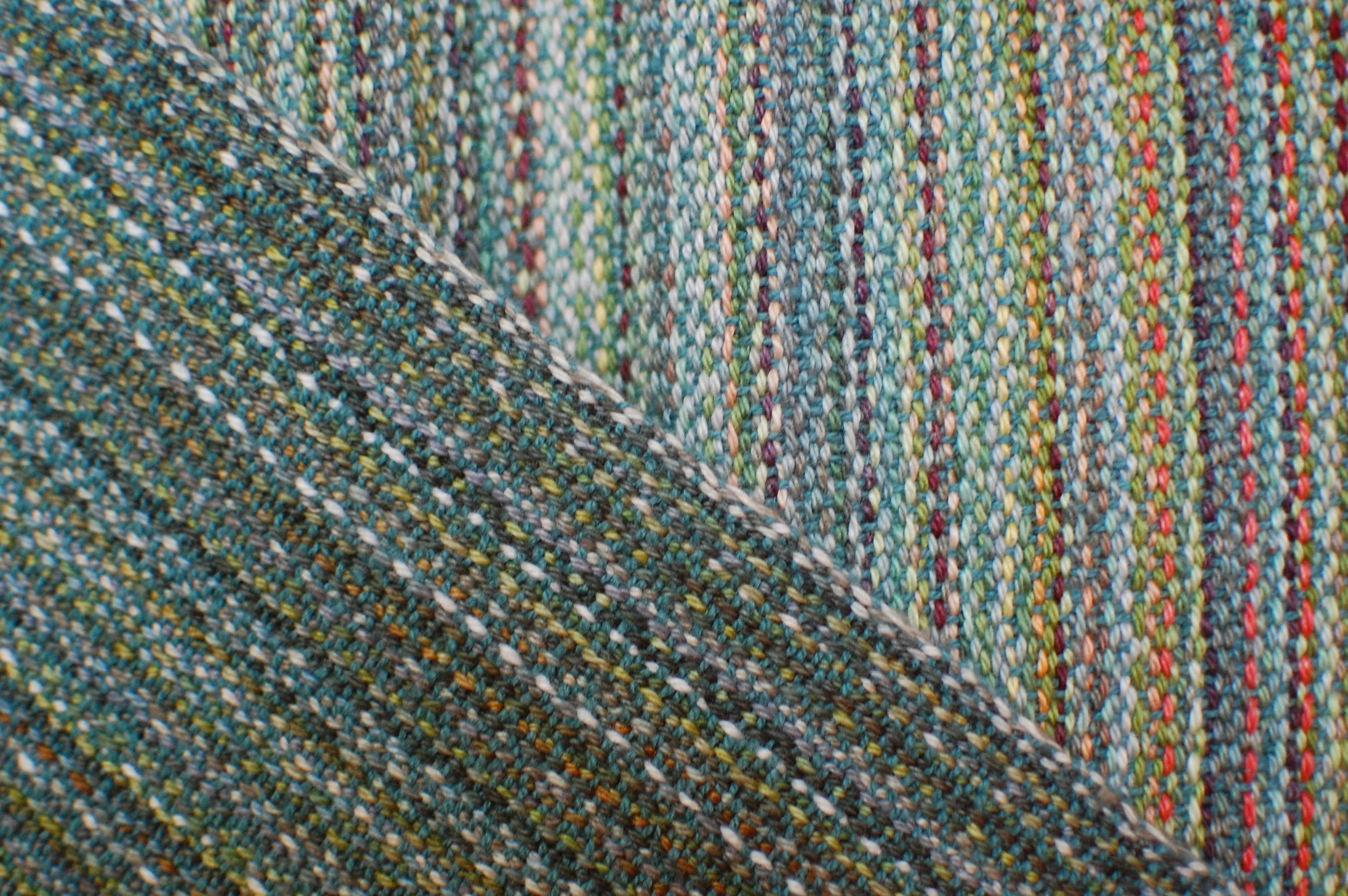 Both sides with selvedge