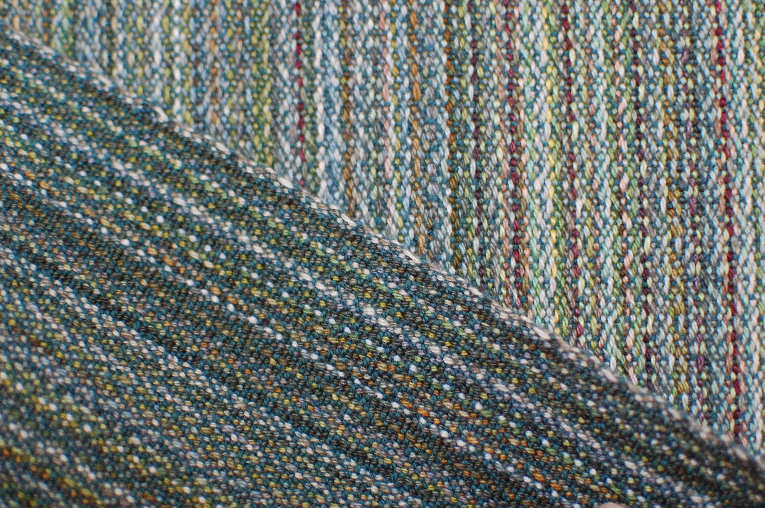 Both sides with selvedge