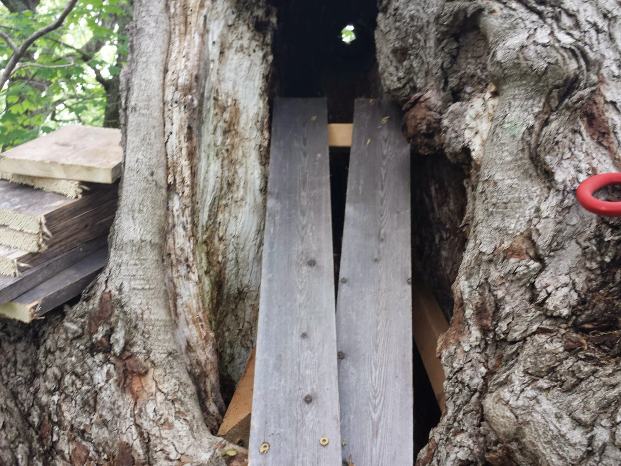 We start building the basics of our slanted roof with 1x2s.
