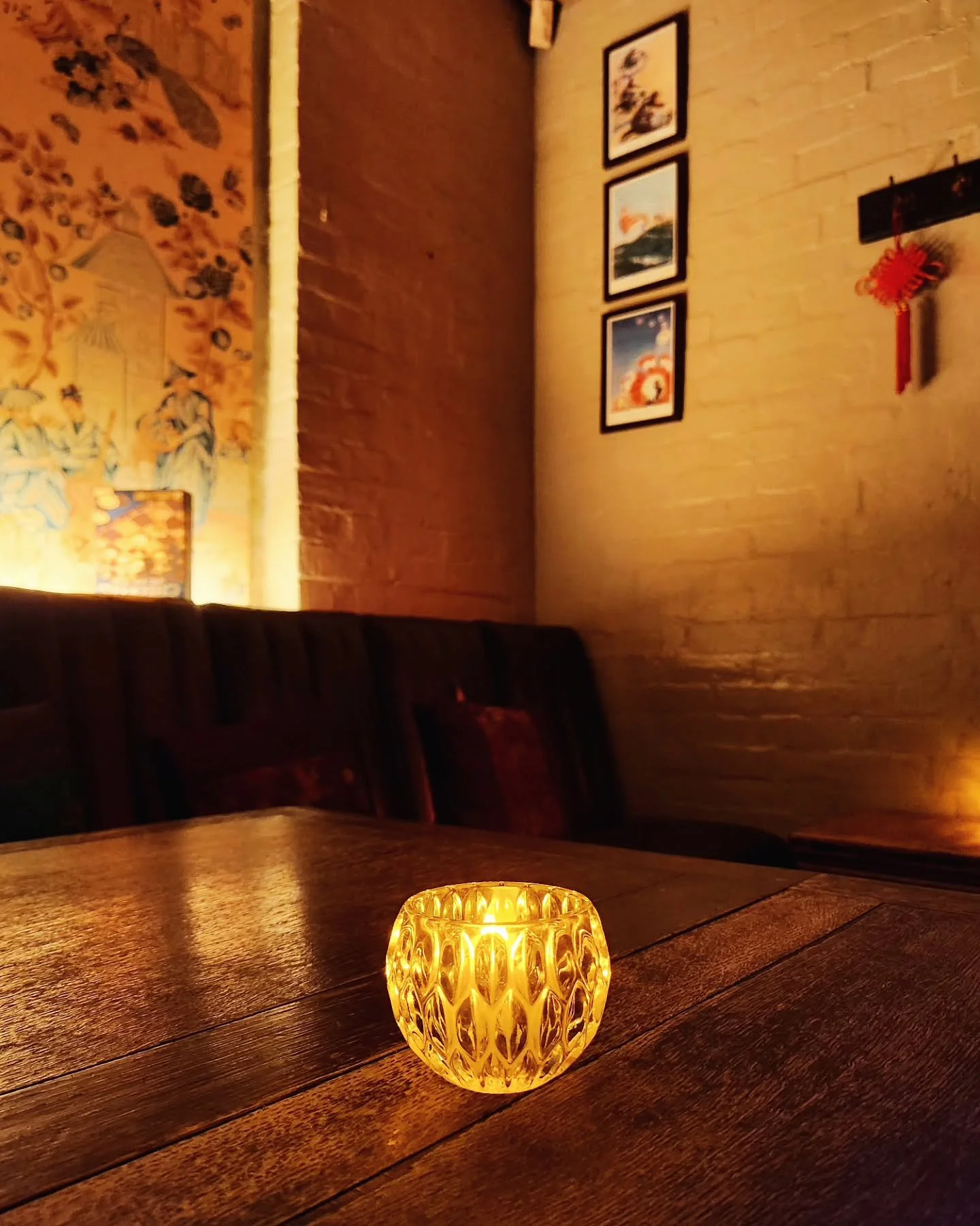Ready to welcome you over the weekend, starting early with our warm &amp; cosy space.
Late nights can be a tight squreze, so bookings are encouraged!
.
.
.
.
.
#Melbourne #hiddenbars #nightcrawler #candlelight #romantasy #datenight #latenightcravings