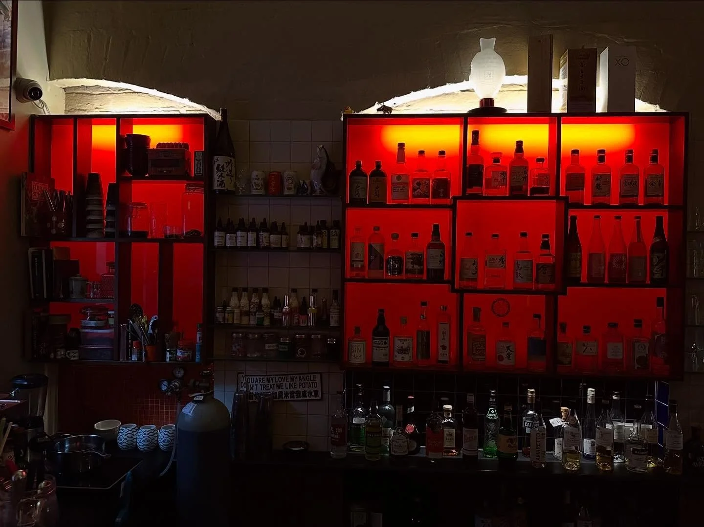 HAPPY HOUR BEHIND THE RED DOOR 🍸
Monday to Friday | 5&ndash;6PM
$10 house wine &bull; $10 house beer &bull; $10 house spirits
Tucked away, but worth finding.
Start your evening the right way.

#melbourne #melbournehappyhour #cocktails #doublehappine