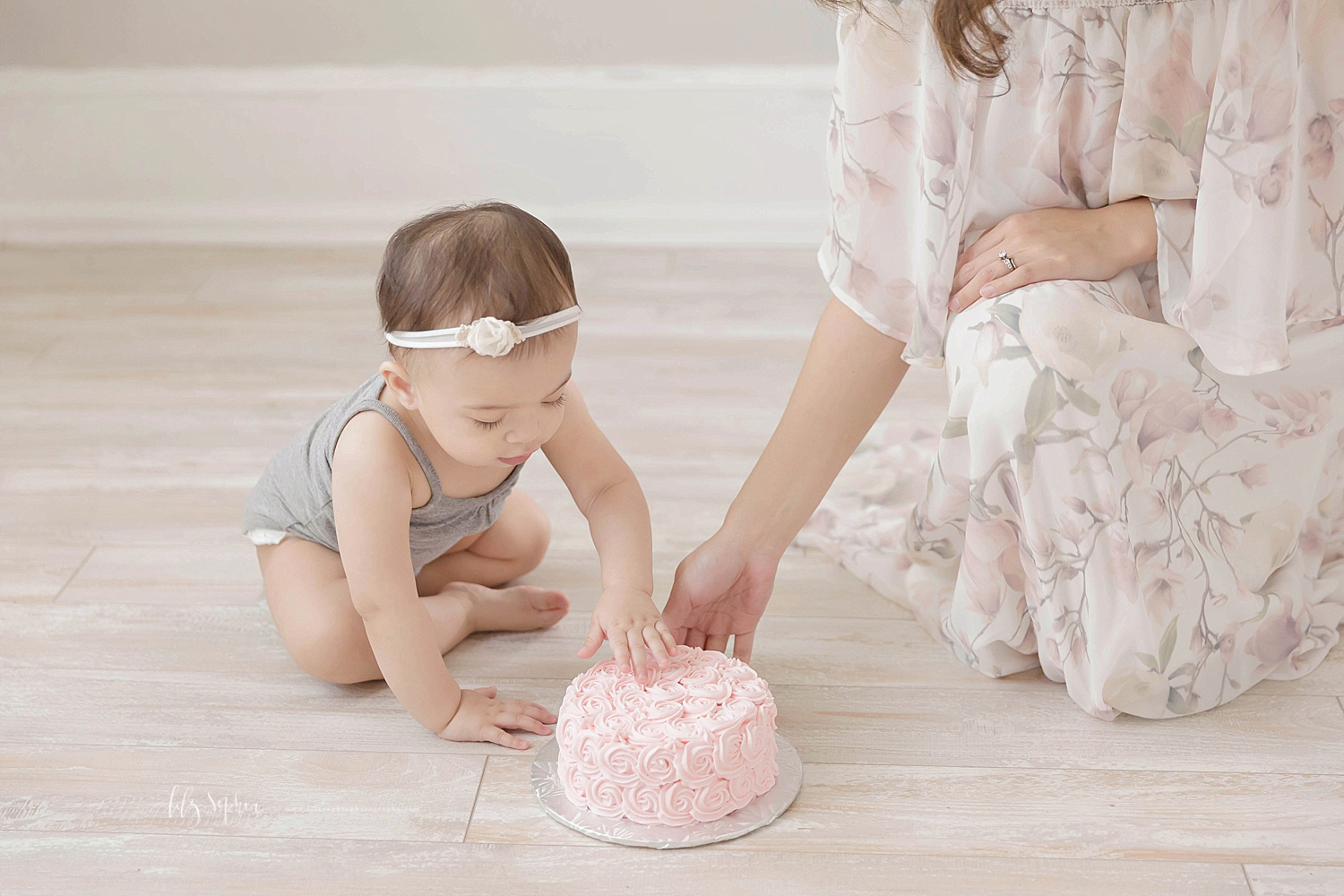 atlanta-georgia-natural-light-baby-birthday-girl-cake-smash-photographer_0775.jpg