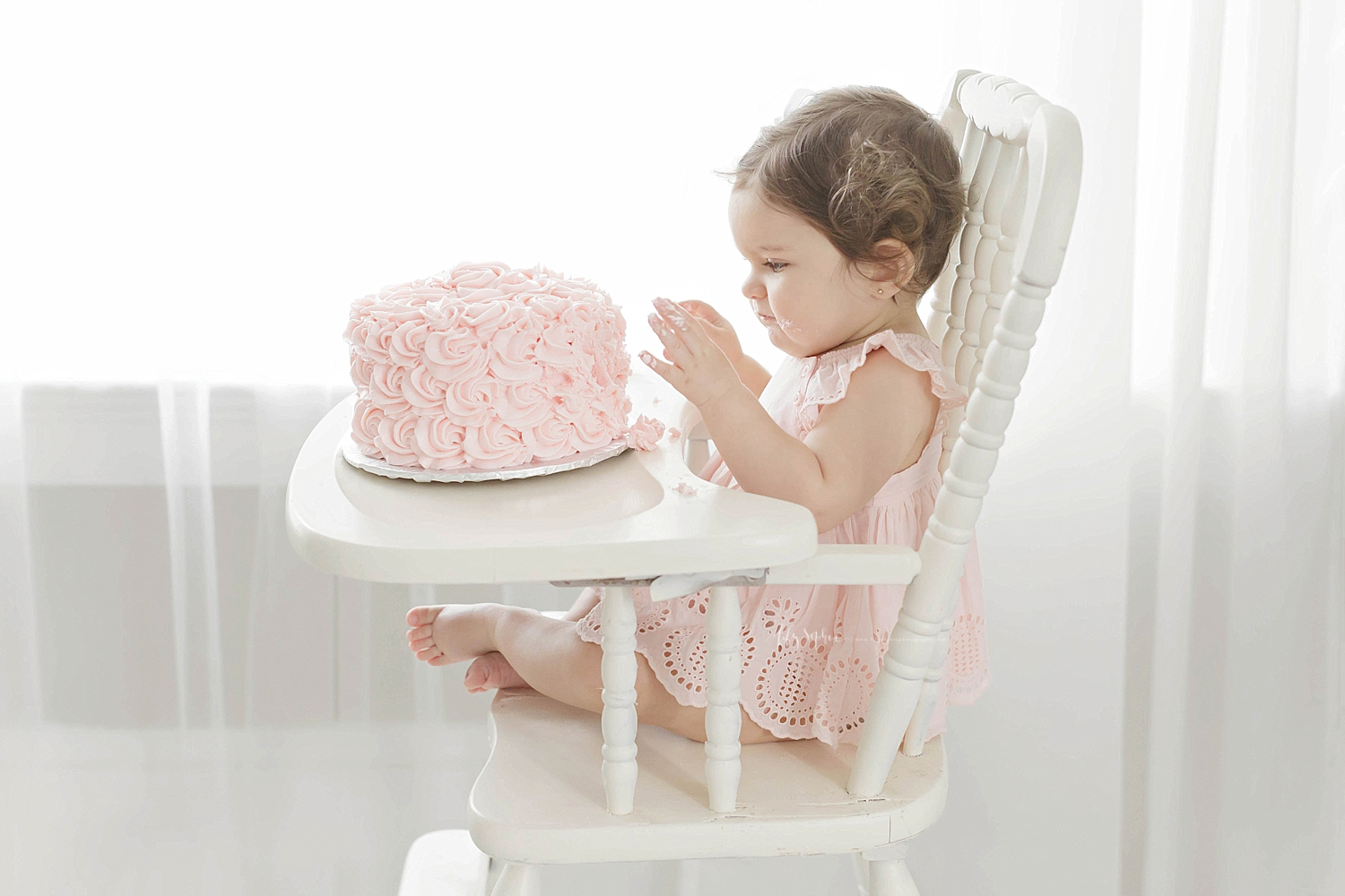 atlanta-georgia-natural-light-studio-grant-park-first-birthday-cake-smash-family-baby-girl-photographer_1404.jpg