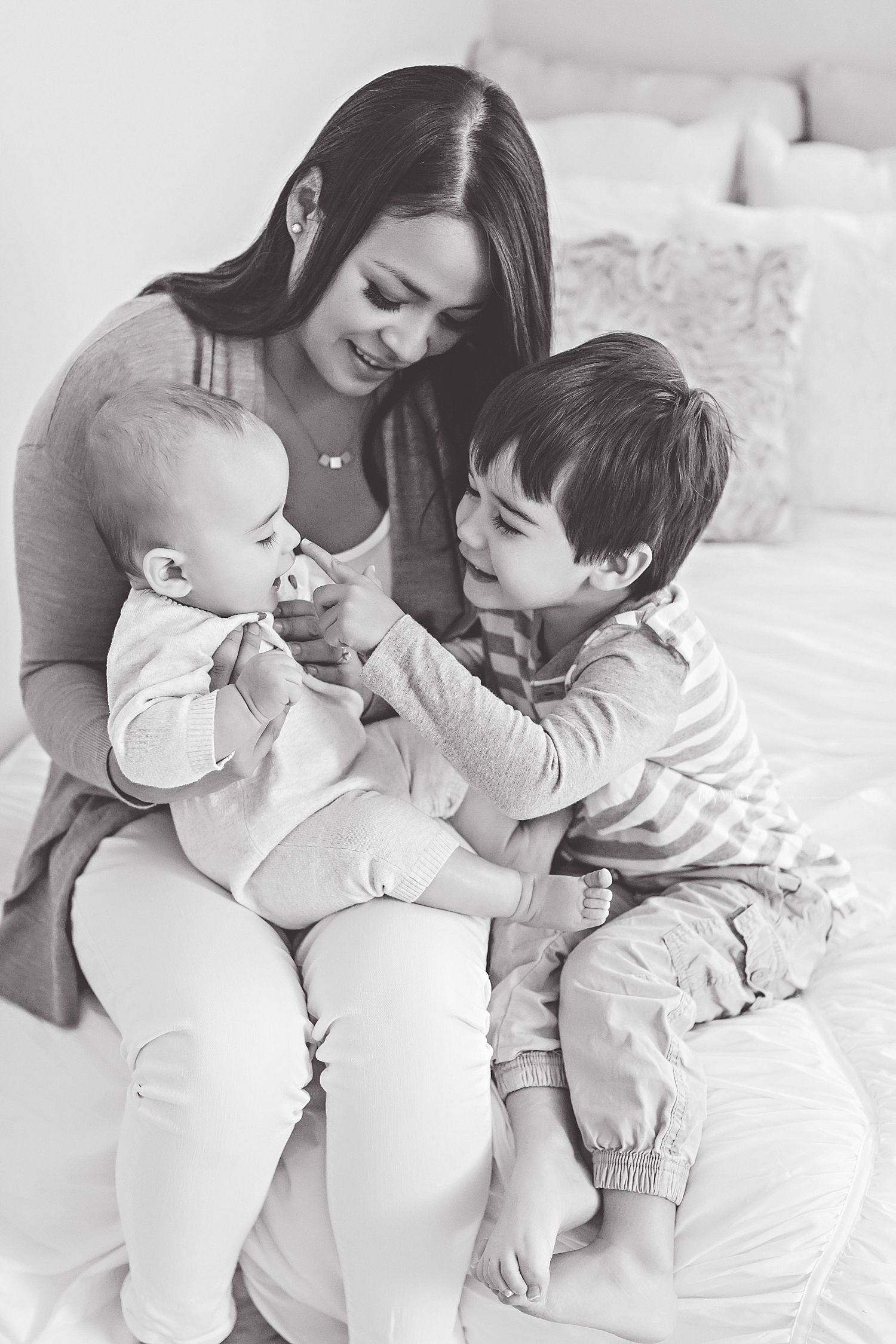 atlanta-georgia-natural-light-studio-intown-baby-boy-brothers-mommy-and-me-family-session_2934.jpg