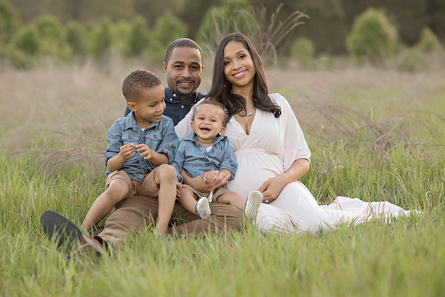 atlanta-georgia-natural-light-studio-intown-field-sunset-big-brothers-expecting-baby-girl-african-american-family_2758.jpg