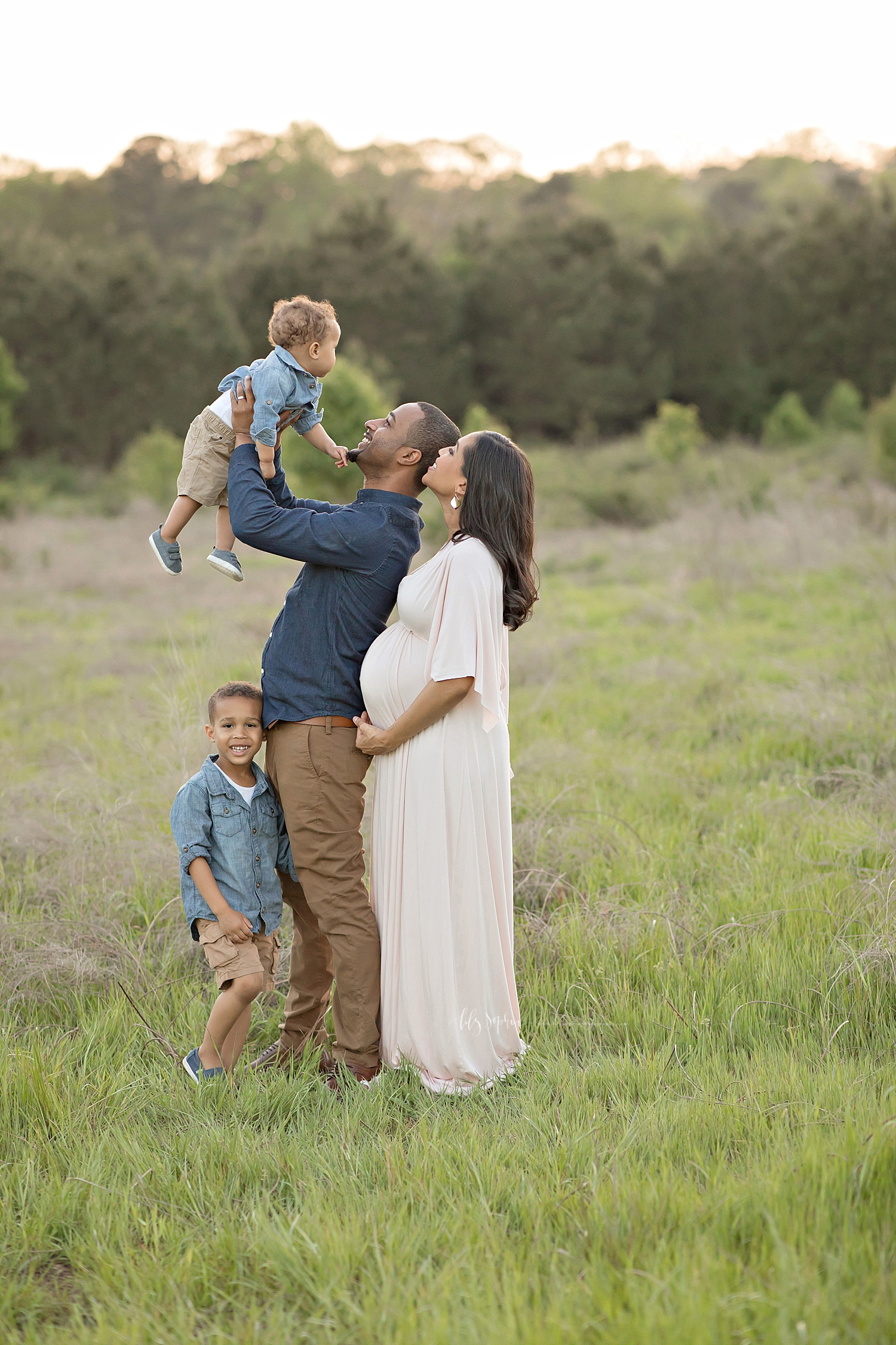 atlanta-georgia-natural-light-studio-intown-field-sunset-big-brothers-expecting-baby-girl-african-american-family_2757.jpg