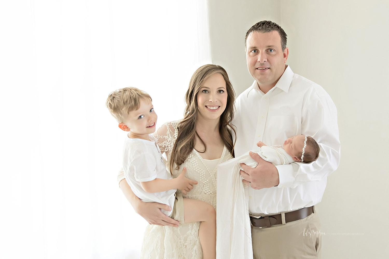 atlanta-georgia-natural-light-studio-intown-newborn-baby-girl-family-session_3319.jpg