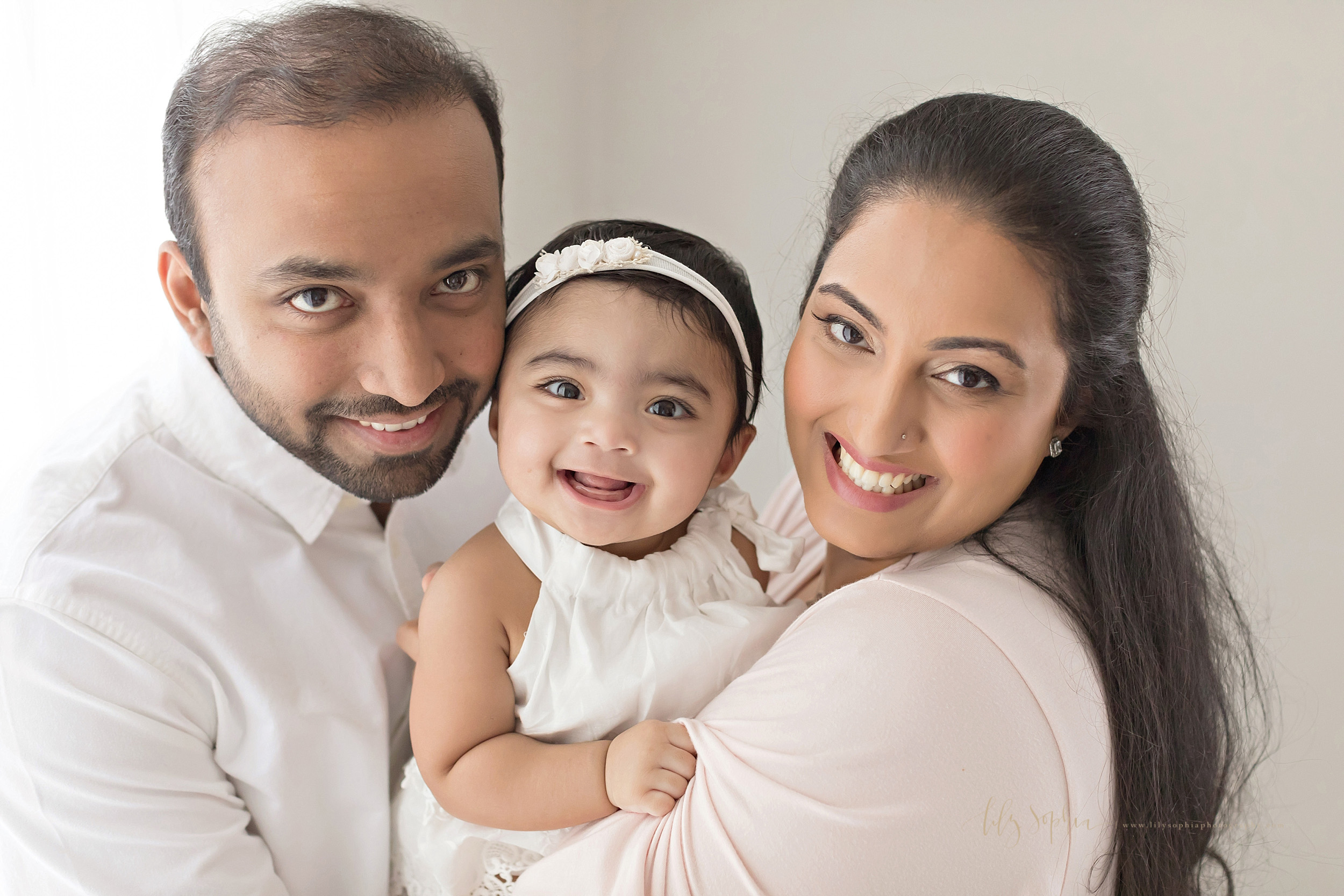 atlanta-buckhead-alpharetta-brookhaven-lily-sophia-photography-baby-family-milestone-photographer-studio-grant-park-intown-six-month-old-girl-indian-family_0087.jpg