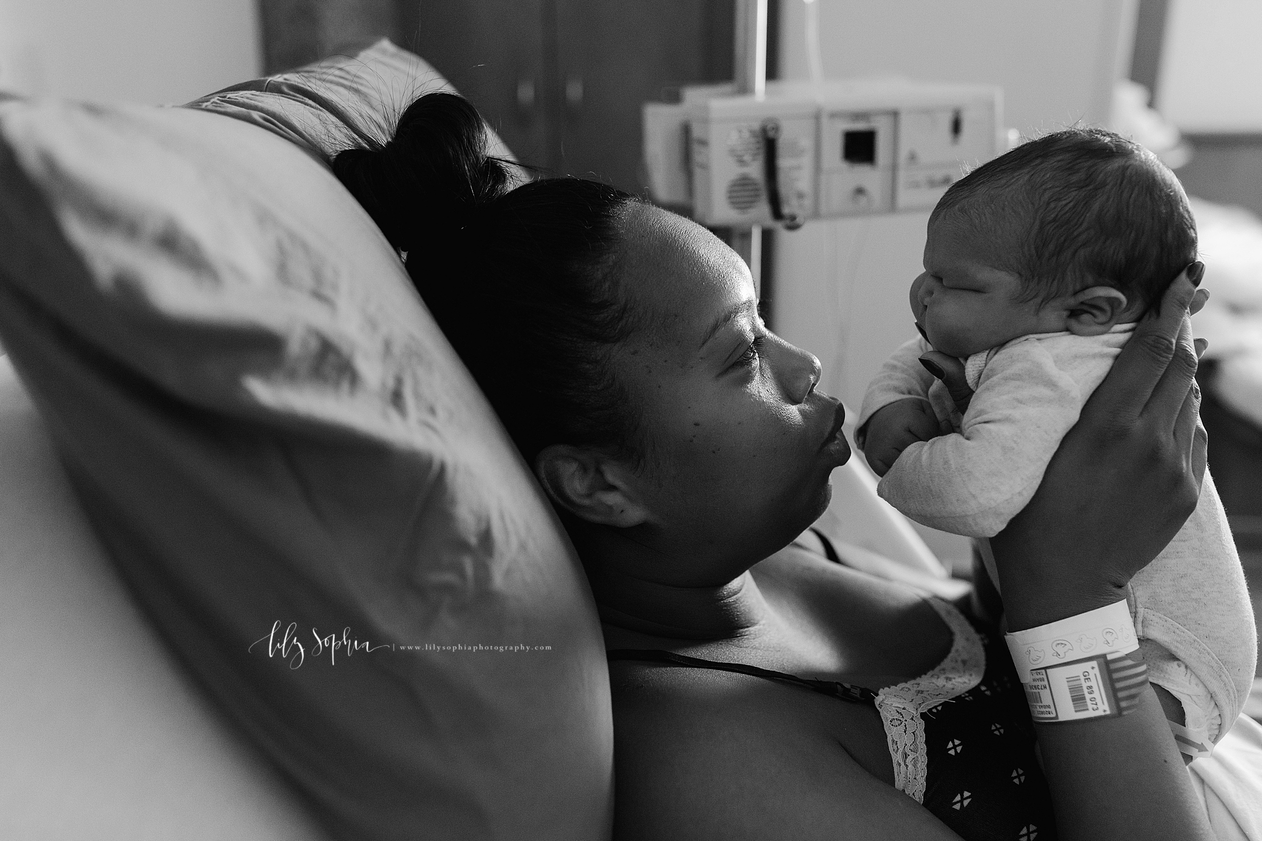 atlanta-buckhead-brookhaven-decatur-lily-sophia-photography--photographer-portraits-grant-park-intown-piedmont-hospital-waters-pavilion-labor-delivery-northside-newborn-baby-photo-fresh-48-shoot_0019.jpg