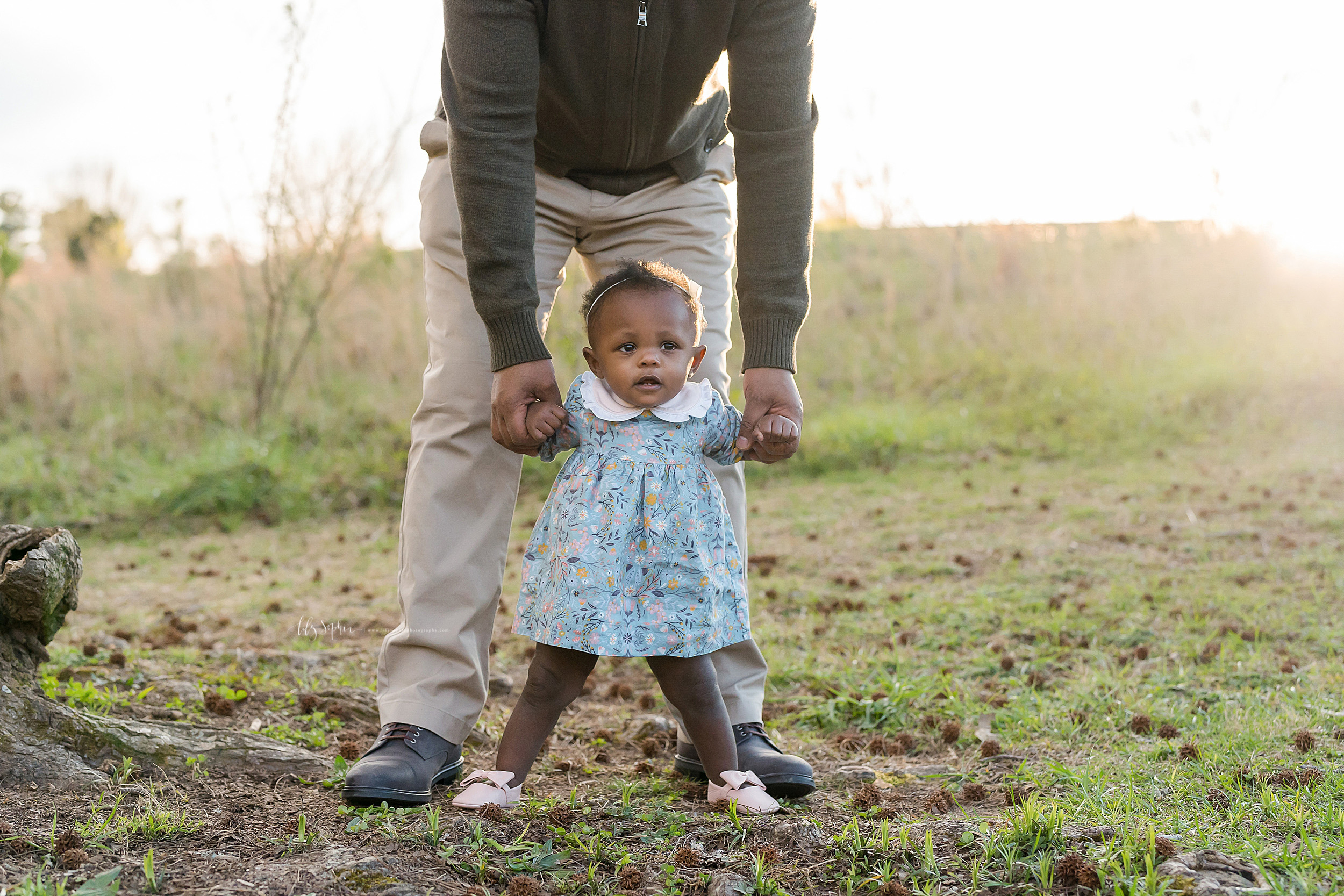 atlanta-cumming-milton-sandy-springs-buckhead-virginia-highlands-west-end-decatur-lily-sophia-photography-outdoor-sunset-field-first-birthday-cake-pop-smash-family-pictures_1290.jpg