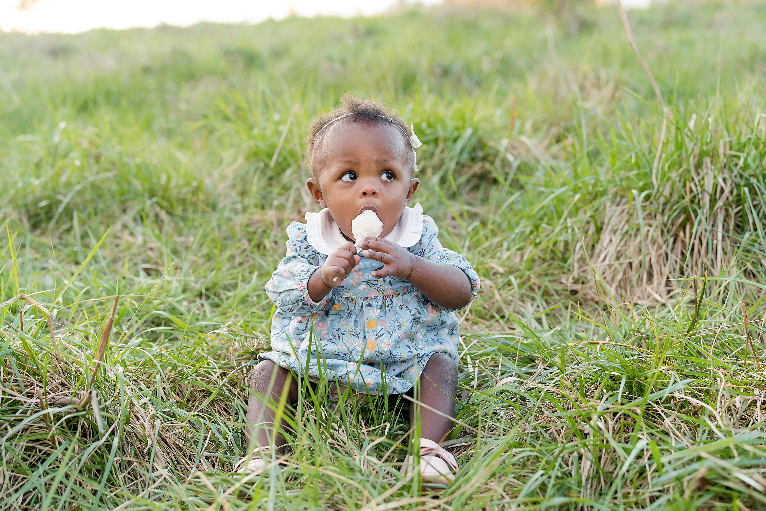 atlanta-cumming-milton-sandy-springs-buckhead-virginia-highlands-west-end-decatur-lily-sophia-photography-outdoor-sunset-field-first-birthday-cake-pop-smash-family-pictures_1297.jpg