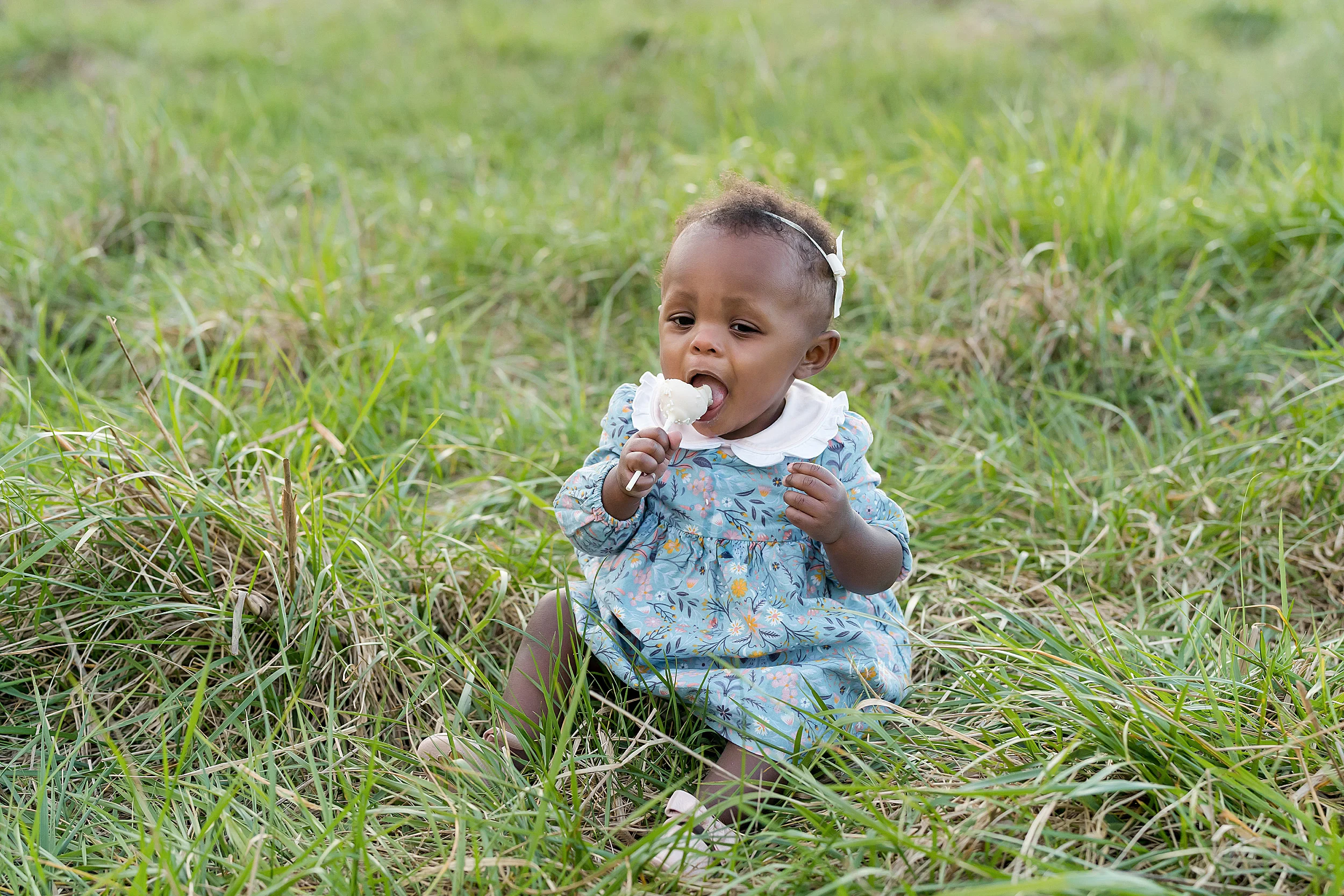 atlanta-cumming-milton-sandy-springs-buckhead-virginia-highlands-west-end-decatur-lily-sophia-photography-outdoor-sunset-field-first-birthday-cake-pop-smash-family-pictures_1299.jpg