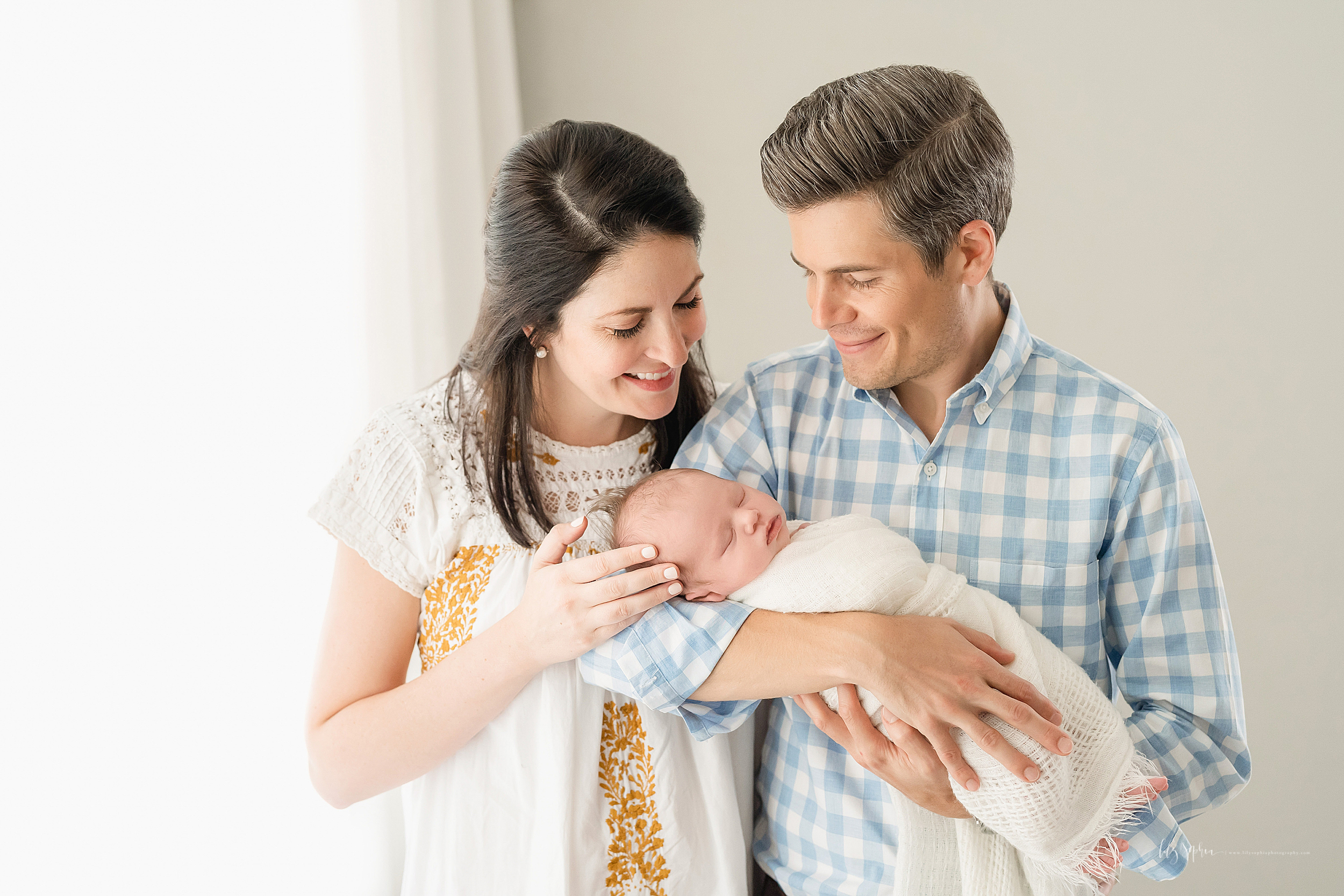 atlanta-decatur-candler-park-sandy-springs-buckhead-virginia-highlands-west-end-decatur-lily-sophia-photography-newborn-studio-session-baby-girl-parents-family_1983.jpg