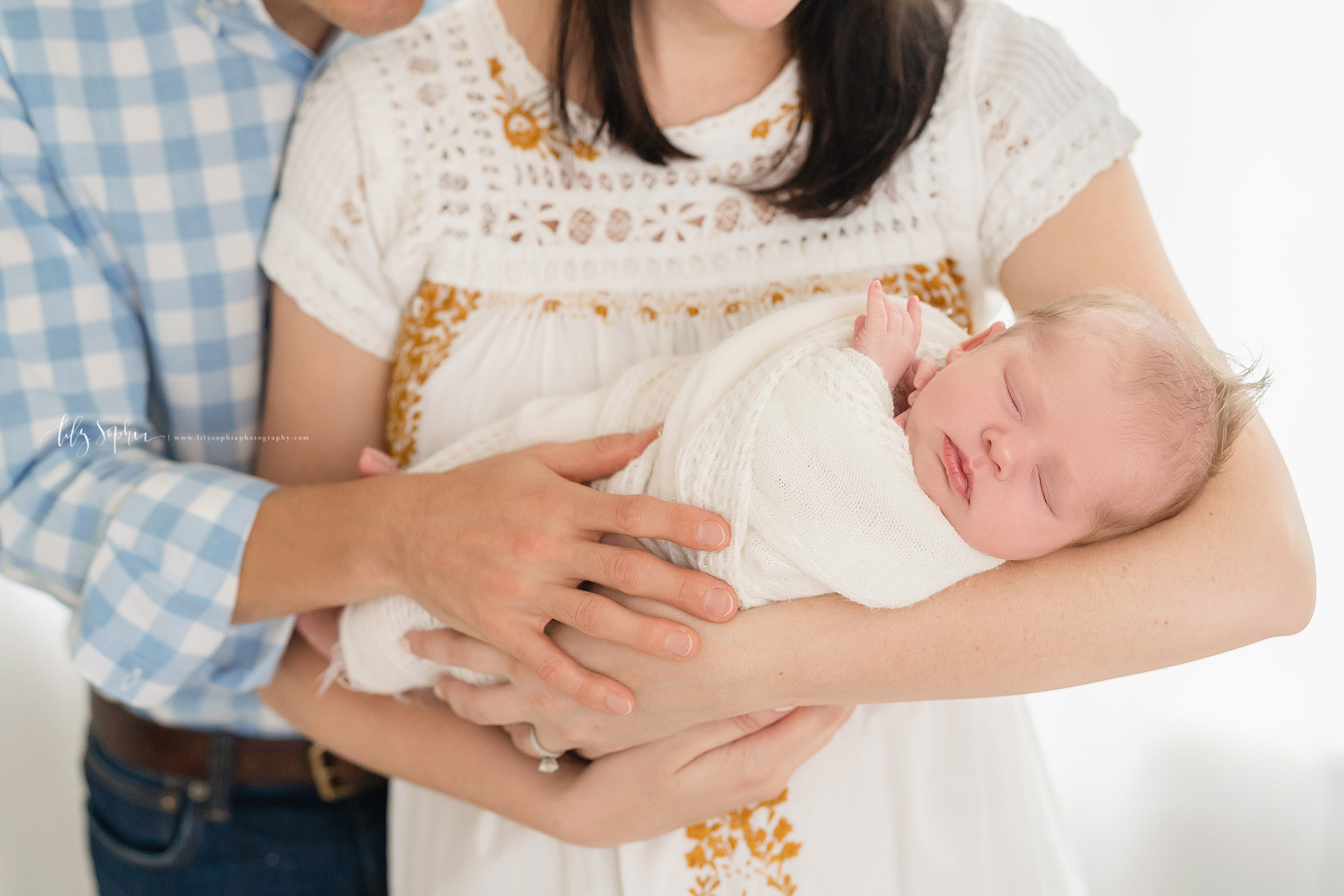 atlanta-decatur-candler-park-sandy-springs-buckhead-virginia-highlands-west-end-decatur-lily-sophia-photography-newborn-studio-session-baby-girl-parents-family_1982.jpg