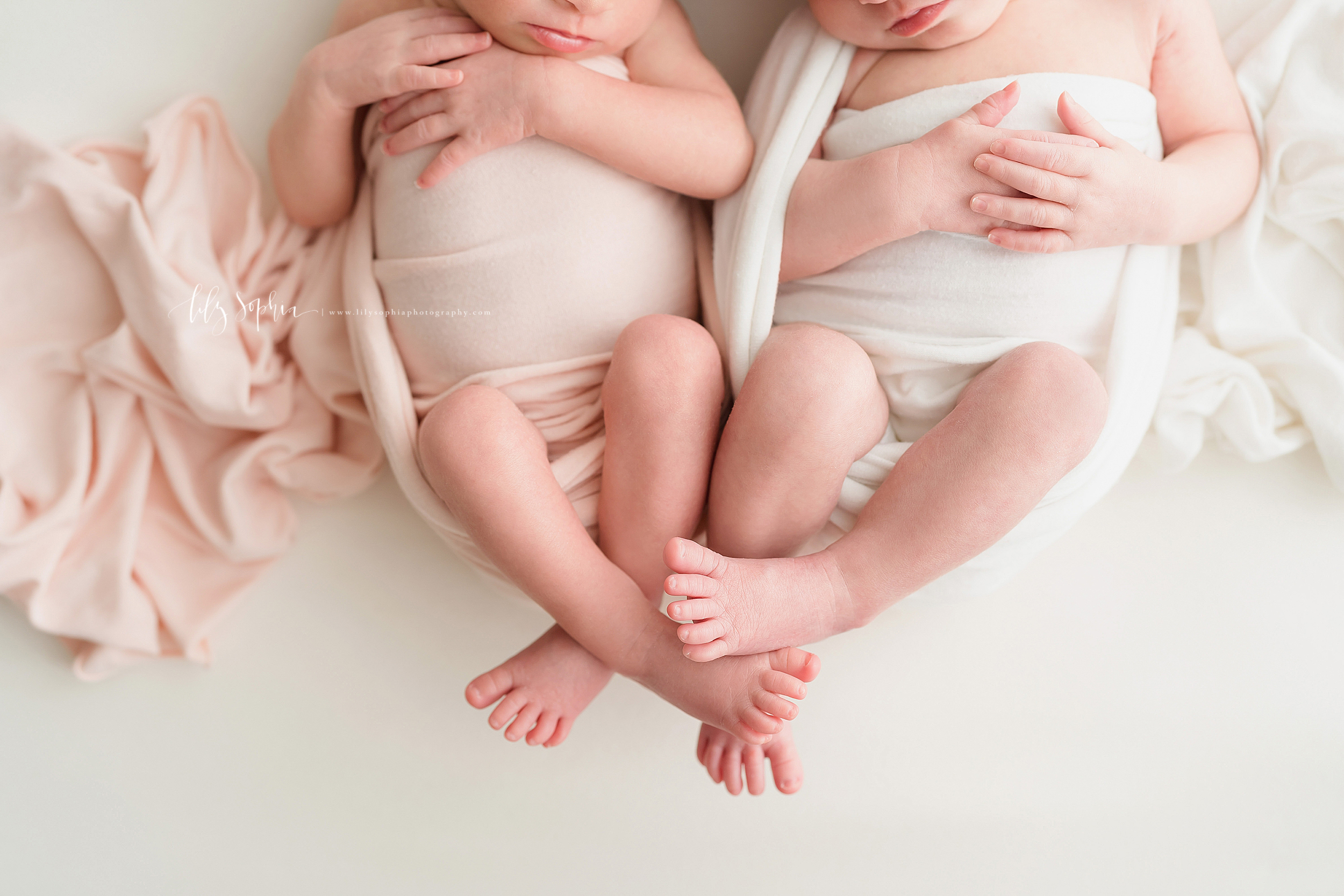 atlanta-decatur-candler-park-sandy-springs-buckhead-virginia-highlands-west-end-decatur-lily-sophia-photography-identical-twin-baby-newborn-girls-toddler-big-brother-family-photos_2047.jpg