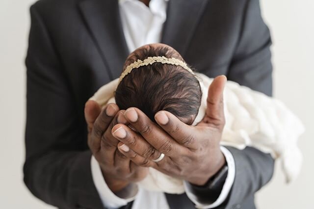 Not many dads choose to wear suits to their newborn sessions, but I love it when they do! I 𝘢𝘭𝘸𝘢𝘺𝘴 encourage dads to dress in a way that reflects their personality and style preferences. So whether that means a casual knit Henley pullover or a 