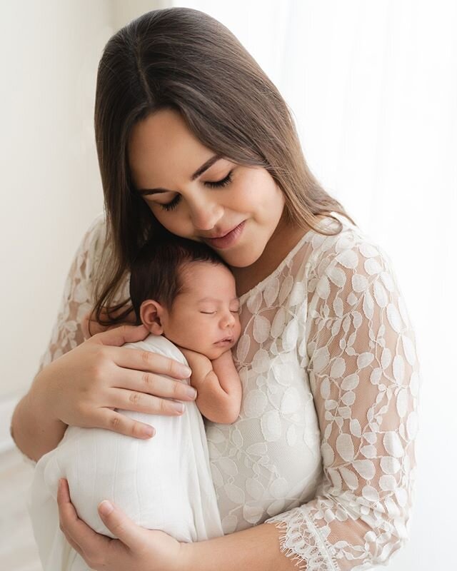 Is there any better feeling in the world than holding your baby close? ⁣
⁣
⁣
#atlantanewbornphotographer #atlantanewbornphotography #lilysophiaphotography #atlantababyphotographer #atlantababyphotography #atlantafamilyphotographer #atlantaphotographe