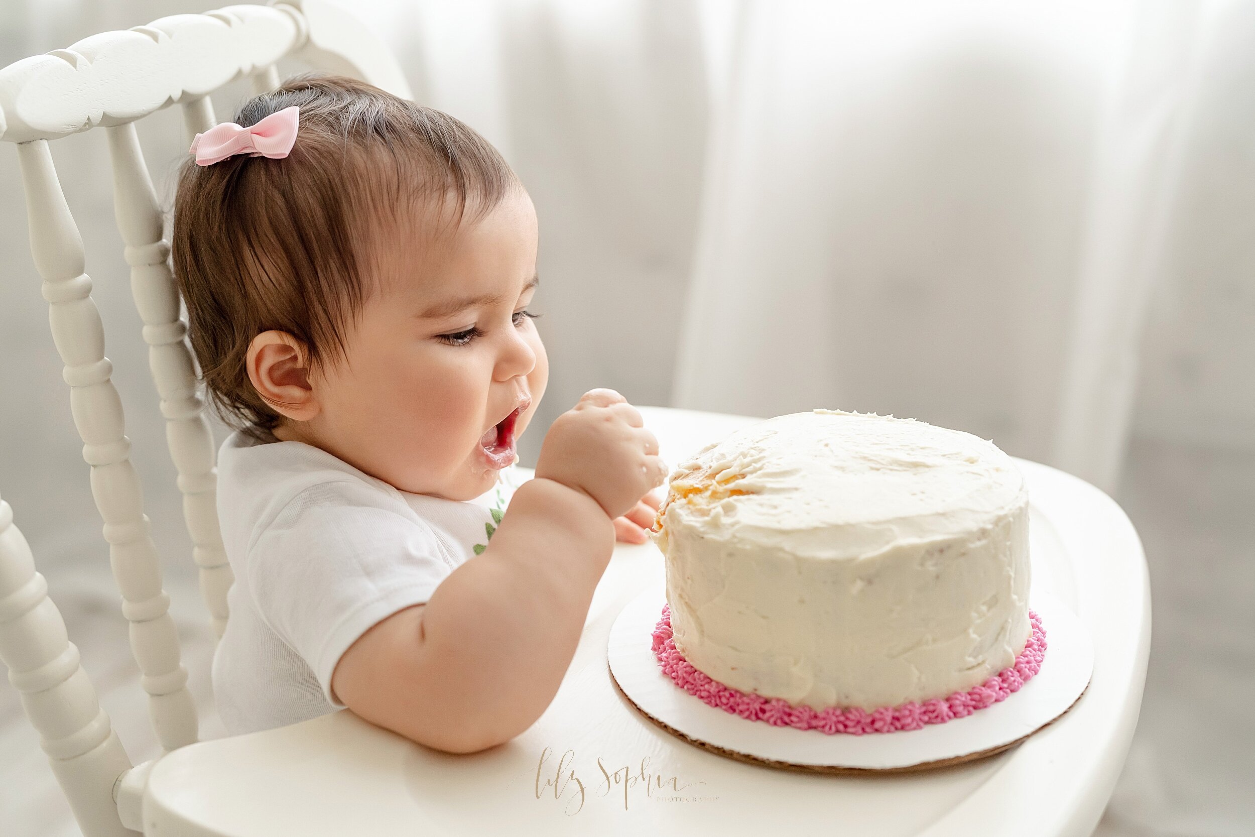 atlanta-georgia-buckhead-brookhaven-midtown-milestone-first-birthday-cake-smash-baby-girl-family-pictures_5638.jpg