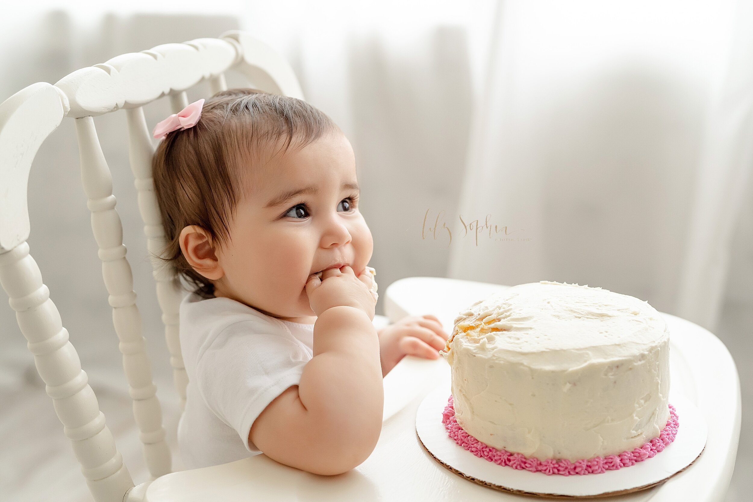 atlanta-georgia-buckhead-brookhaven-midtown-milestone-first-birthday-cake-smash-baby-girl-family-pictures_5639.jpg