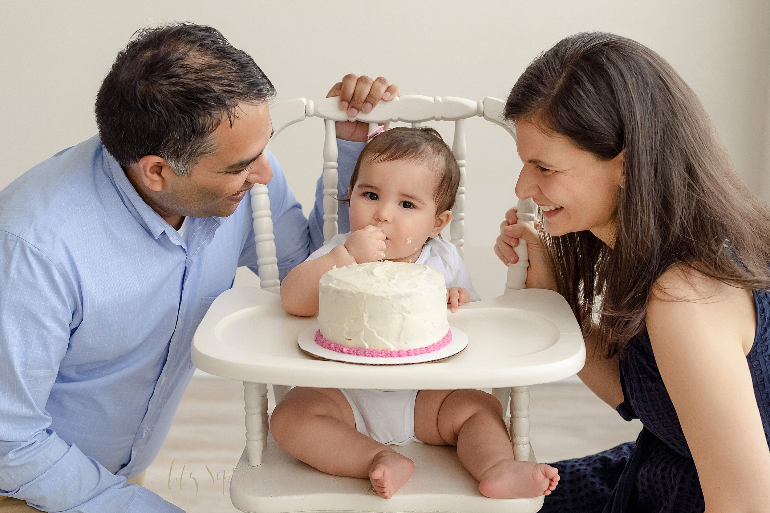 atlanta-georgia-buckhead-brookhaven-midtown-milestone-first-birthday-cake-smash-baby-girl-family-pictures_5641.jpg