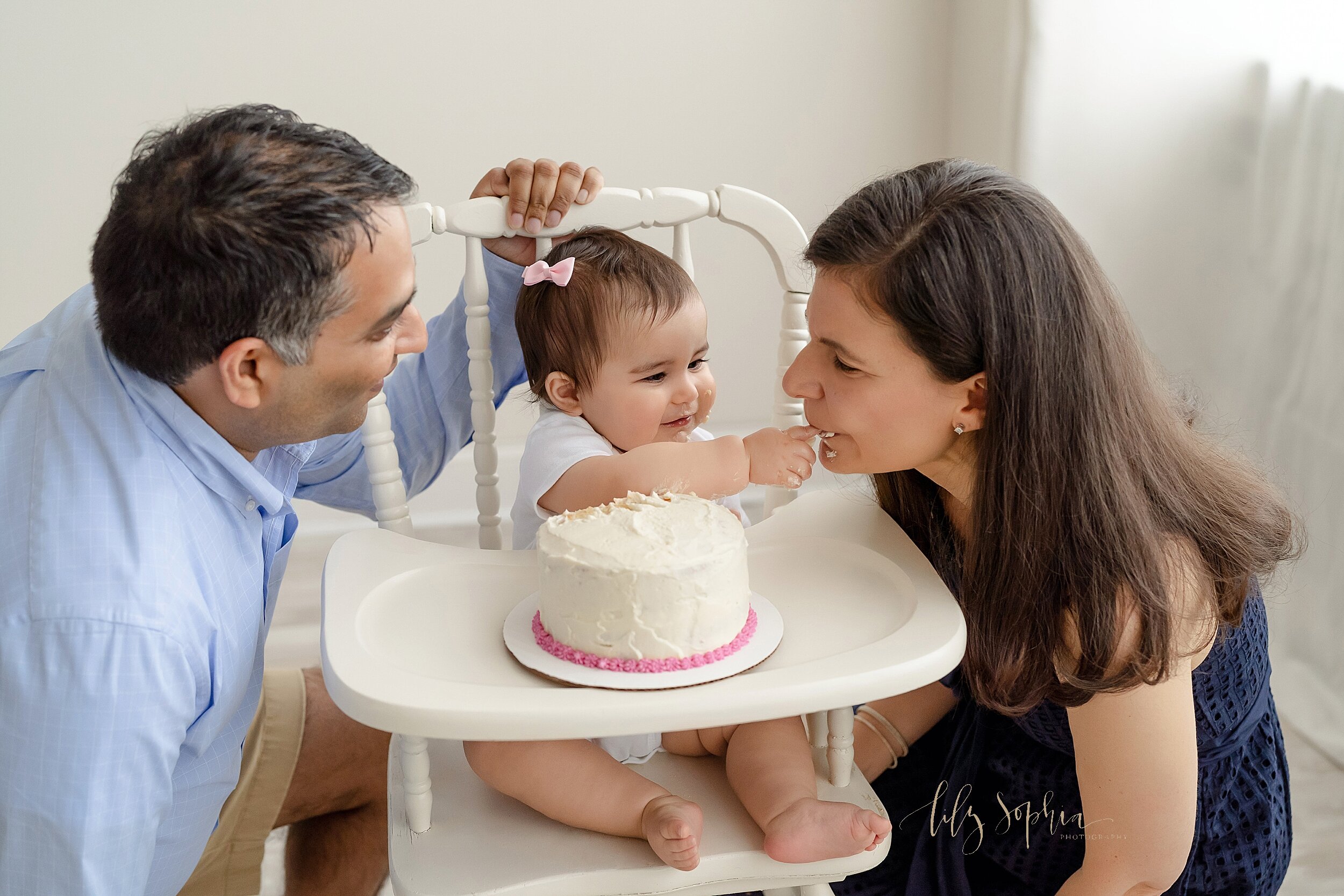 atlanta-georgia-buckhead-brookhaven-midtown-milestone-first-birthday-cake-smash-baby-girl-family-pictures_5643.jpg