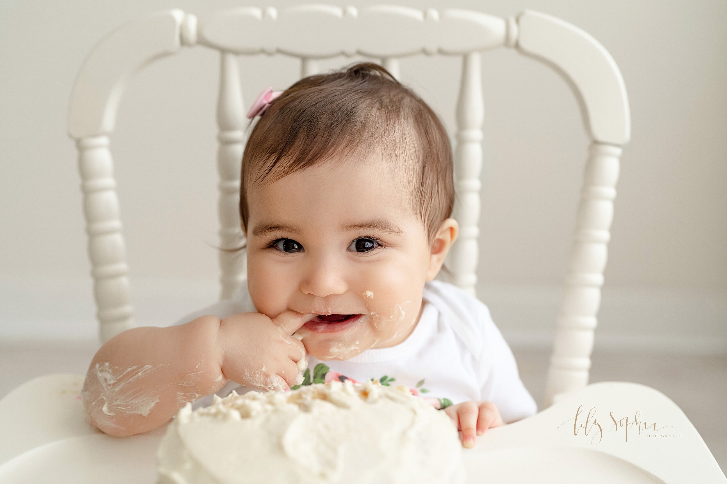 atlanta-georgia-buckhead-brookhaven-midtown-milestone-first-birthday-cake-smash-baby-girl-family-pictures_5644.jpg