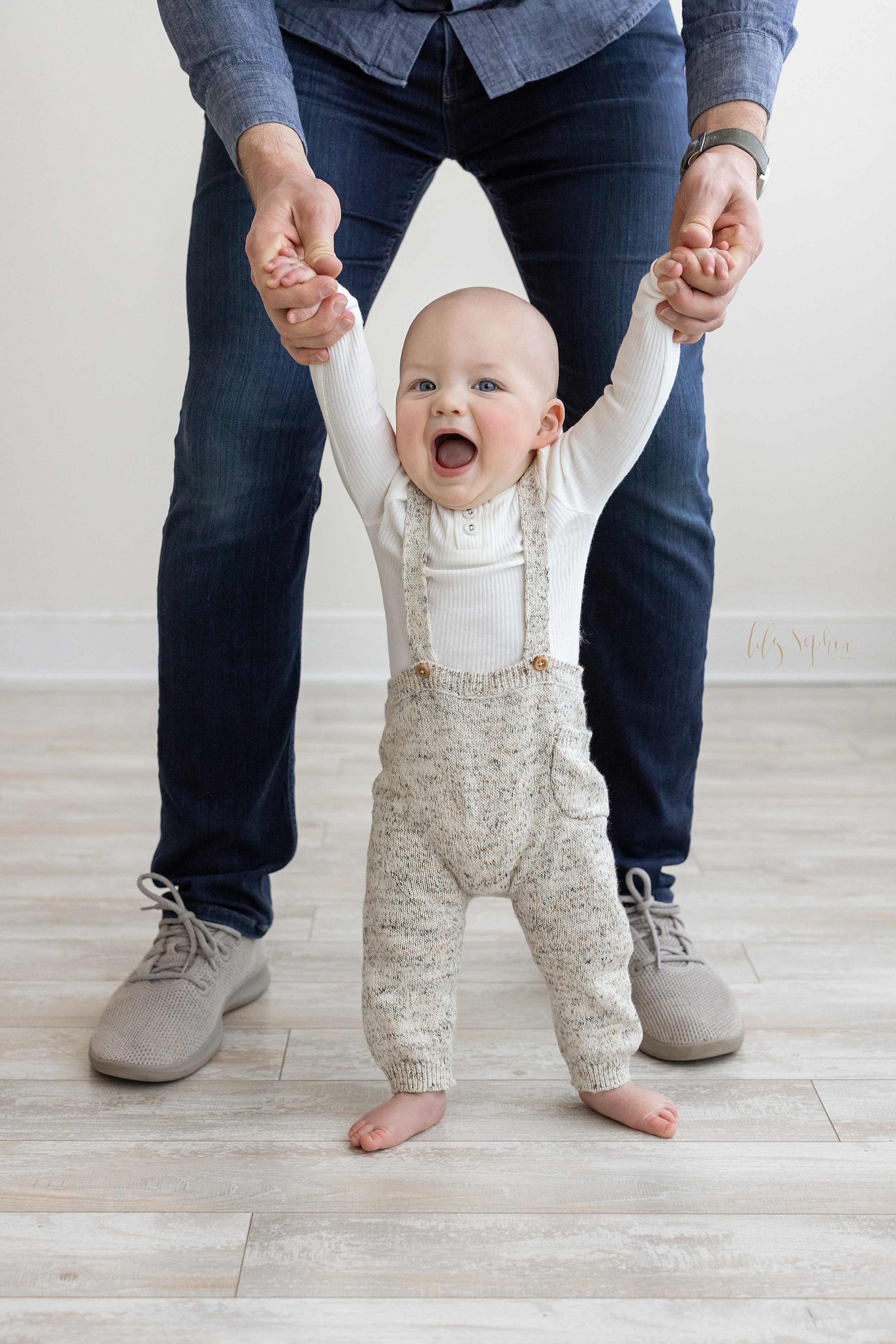 atlanta-portraits-family-baby-boy-sitting-eight-month-milestone-summerhill-grant-park-decatur-kirkwood-brookhaven-buckhead-smyrna-midtown-virginia-highlands-georgia_9408.jpg