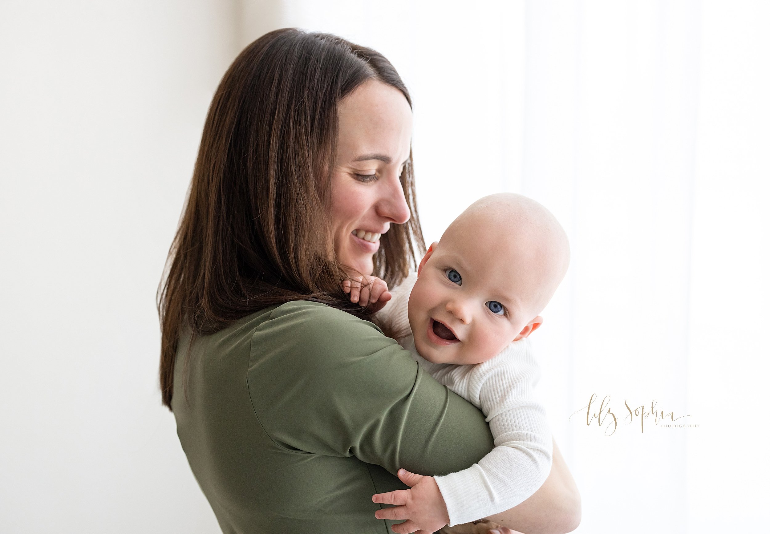 atlanta-portraits-family-baby-boy-sitting-eight-month-milestone-summerhill-grant-park-decatur-kirkwood-brookhaven-buckhead-smyrna-midtown-virginia-highlands-georgia_9417.jpg