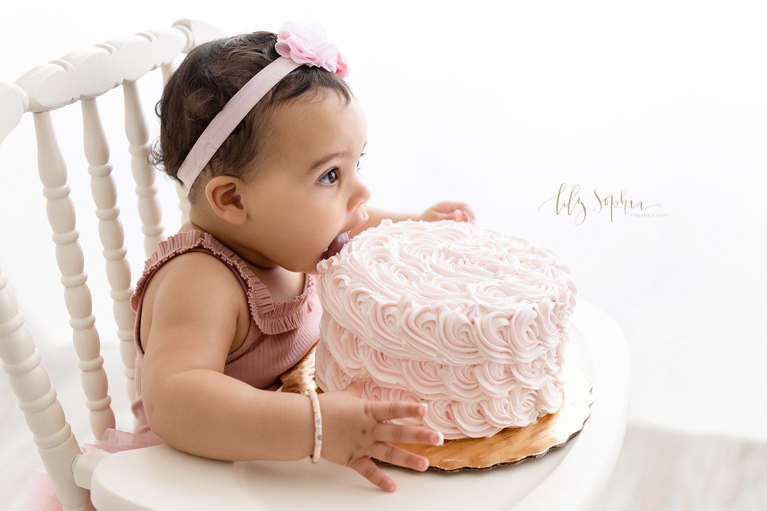 intown-atlanta-grant-park-decatur-oakhurst-marietta-dutch-family-baby-girl-first-birthday-cake-smash-studio-photos_2671.jpg