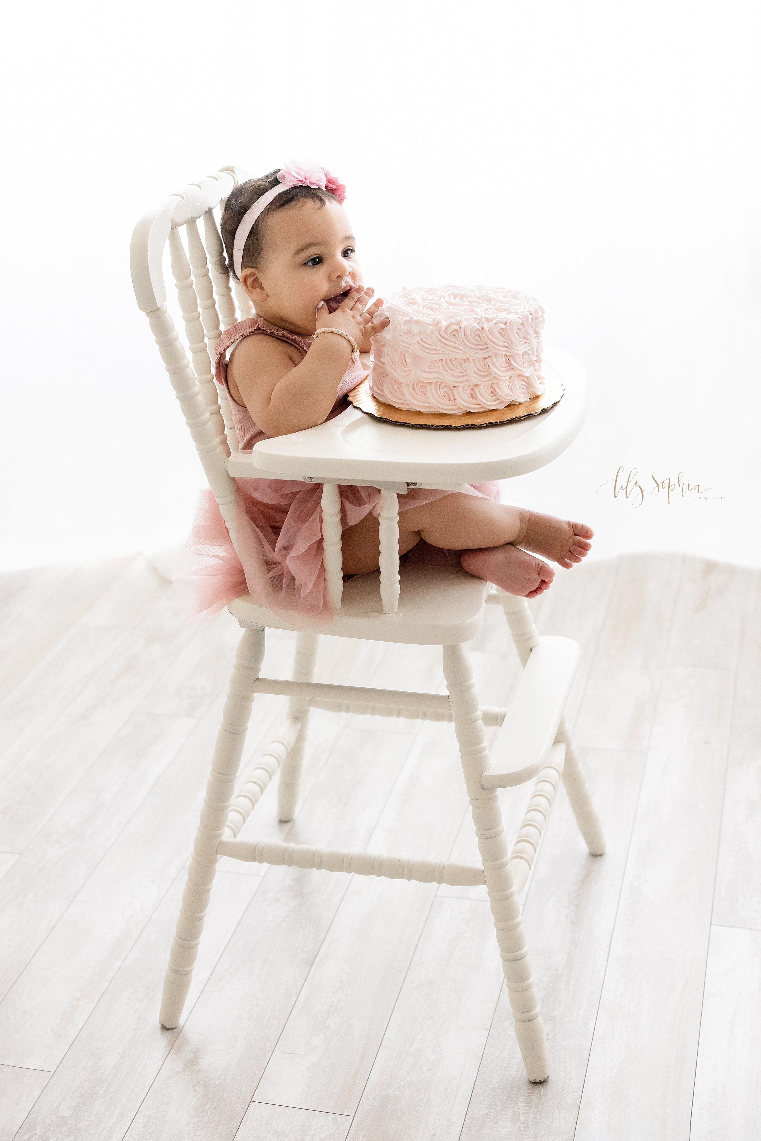 intown-atlanta-grant-park-decatur-oakhurst-marietta-dutch-family-baby-girl-first-birthday-cake-smash-studio-photos_2673.jpg