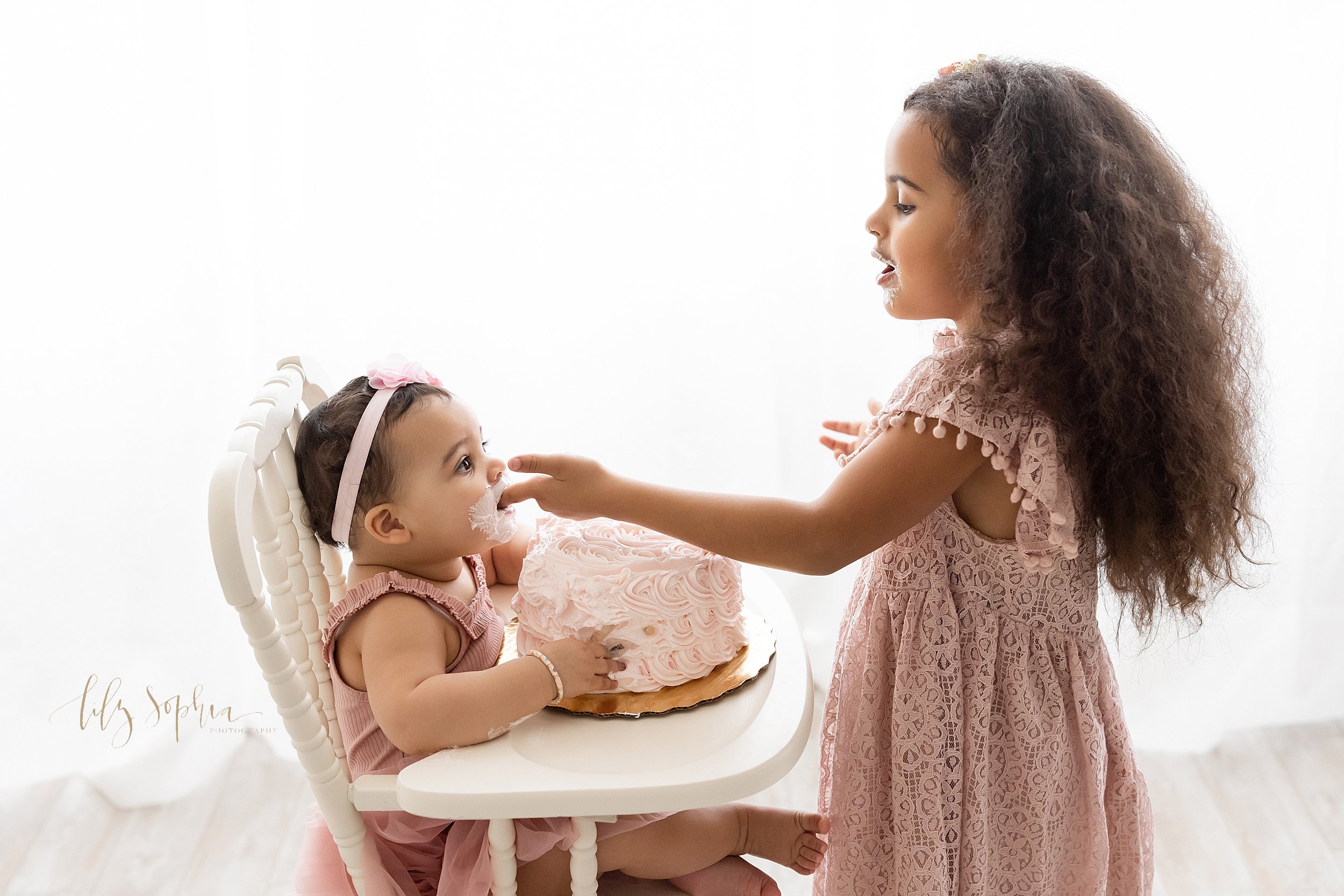 intown-atlanta-grant-park-decatur-oakhurst-marietta-dutch-family-baby-girl-first-birthday-cake-smash-studio-photos_2675.jpg