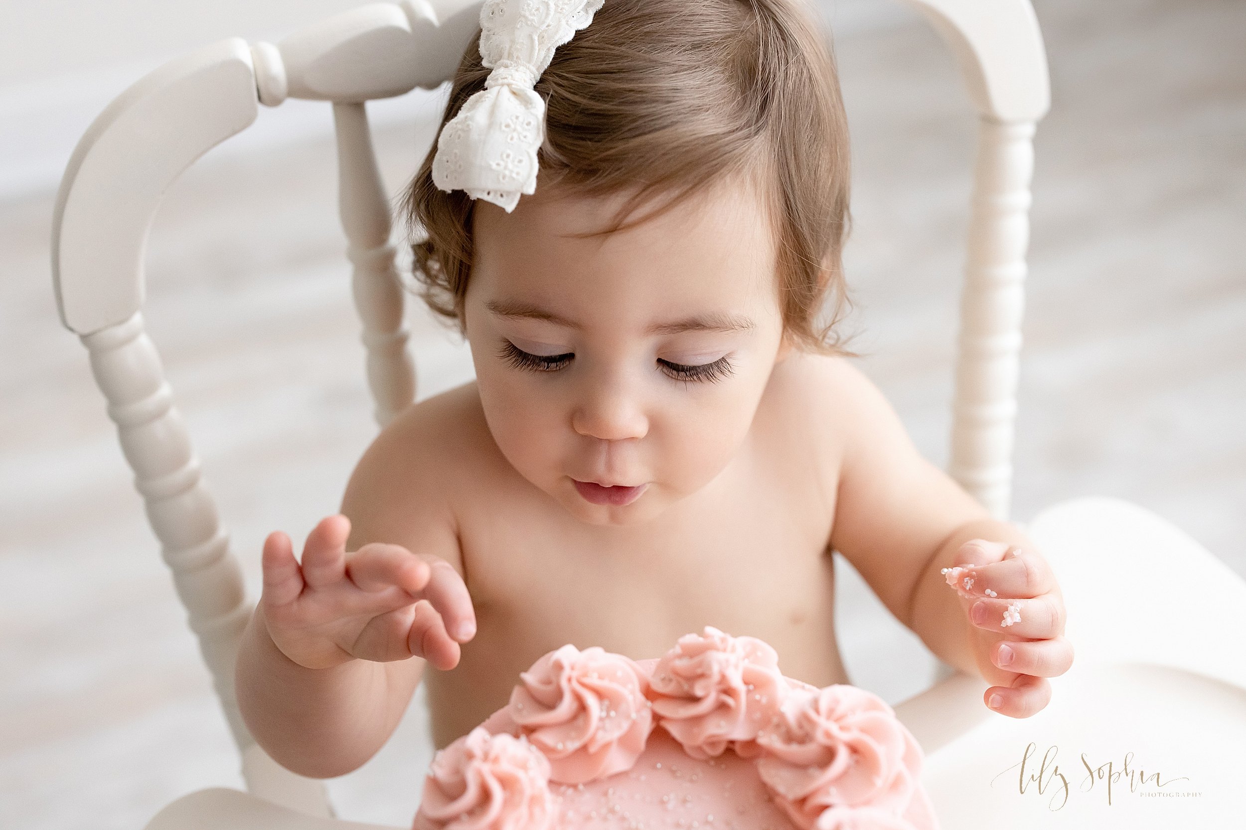 intown-atlanta-grant-park-decatur-oakhurst-suwanee-buford-family-studio-baby-girl-first-birthday-cake-smash-photos_2726.jpg