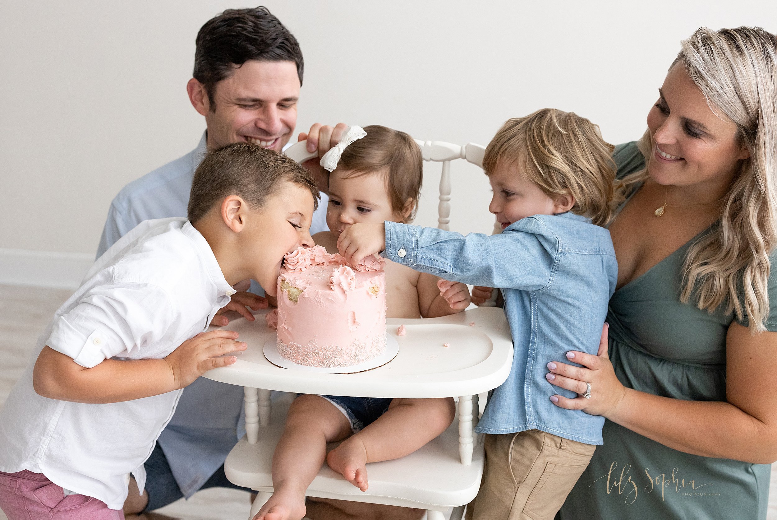 intown-atlanta-grant-park-decatur-oakhurst-suwanee-buford-family-studio-baby-girl-first-birthday-cake-smash-photos_2730.jpg