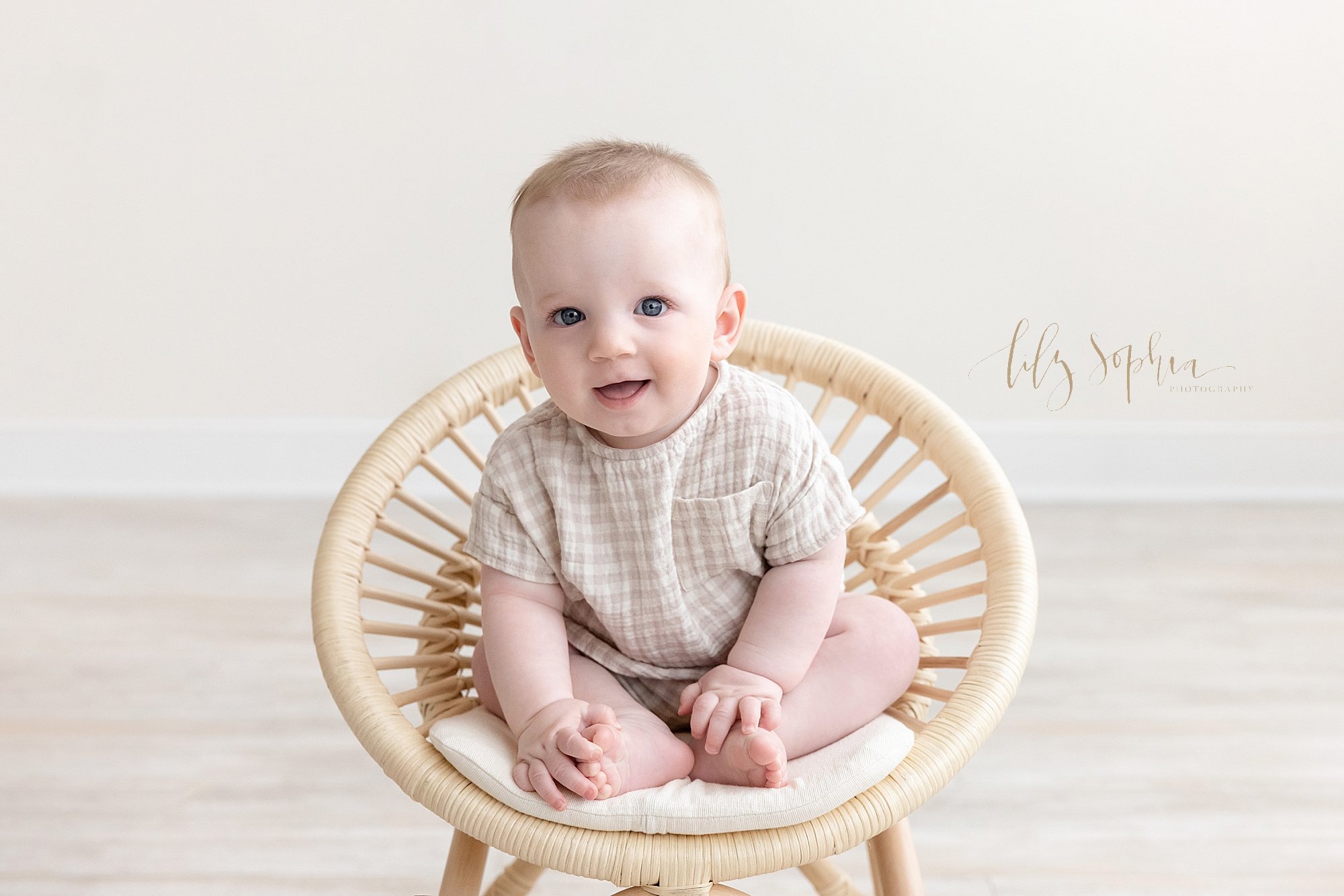 intown-atlanta-decatur-buckhead-studio-family-photoshoot-baby-boy-sitting-milestone_3472.jpg